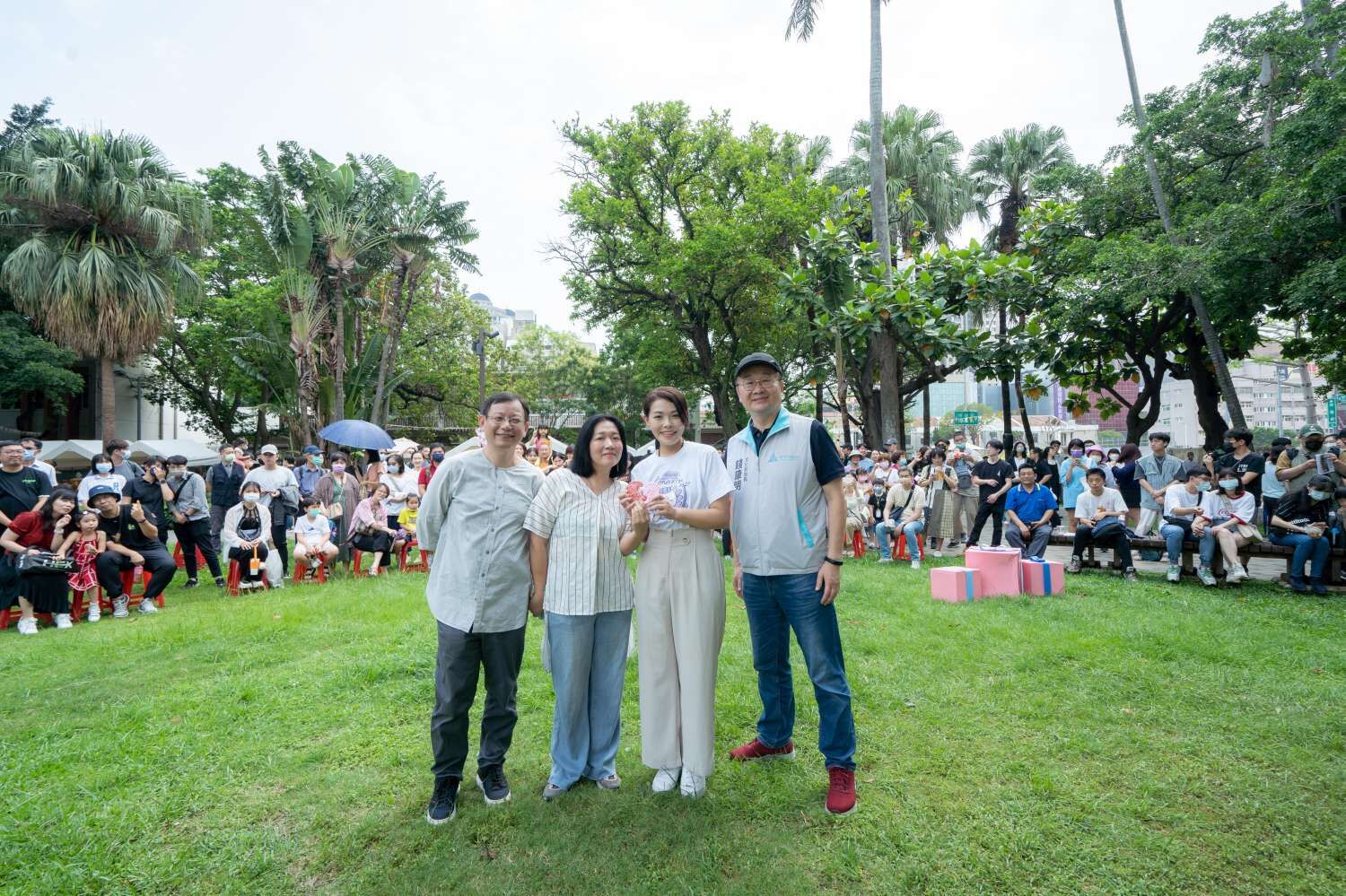 前文化局長錢康明（右1）今於臉書po文爆料，指自己曾提醒市長高虹安（右2），要注意「好朋友」的所作所為。（新竹市文化局提供）