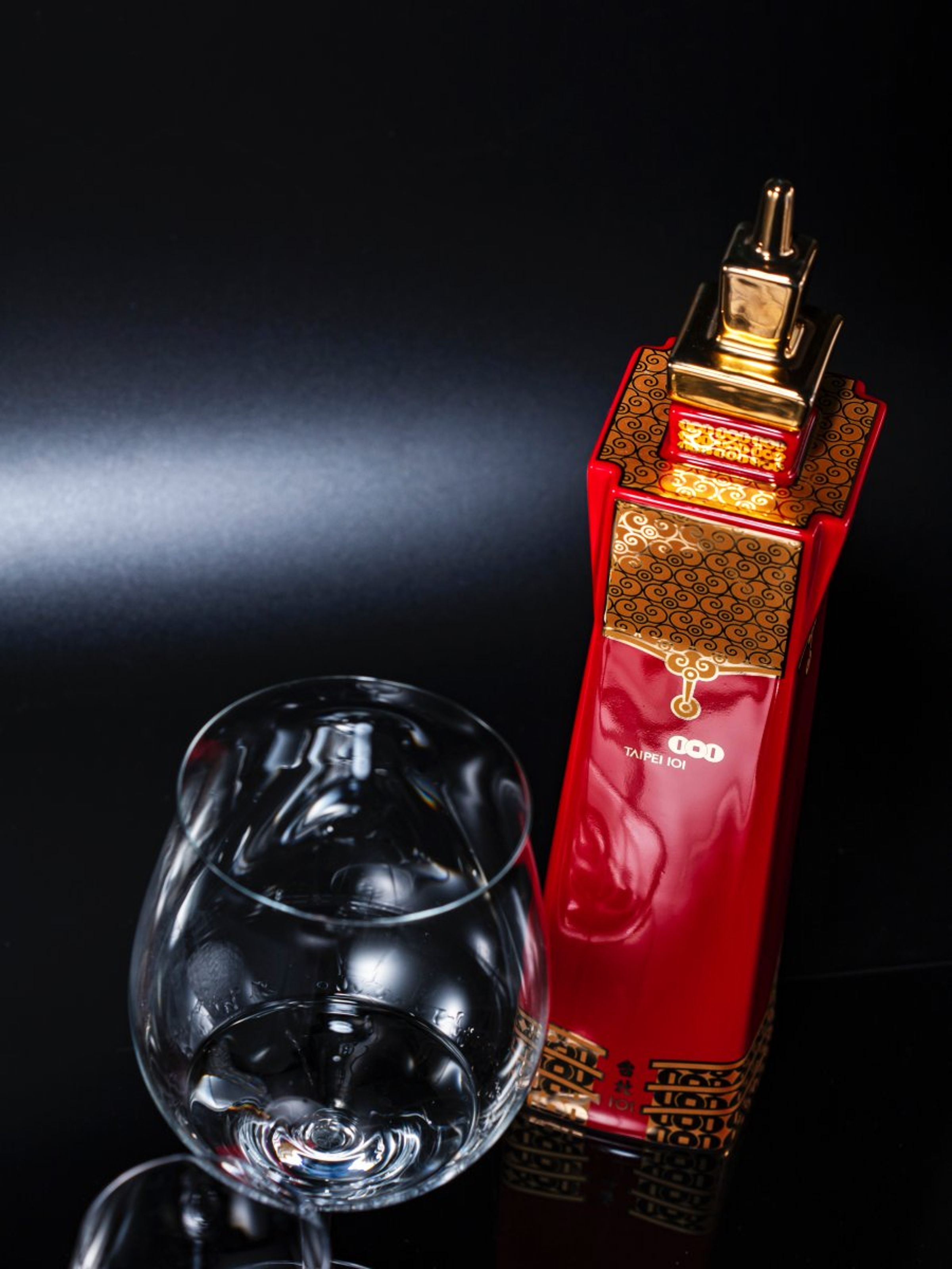 Riedel Sommeliers Burgundy勃根地紅酒杯讓「台北101紀念酒」陳高的花香氣味有如海浪般源源不絕從杯口湧出，令人讚嘆。