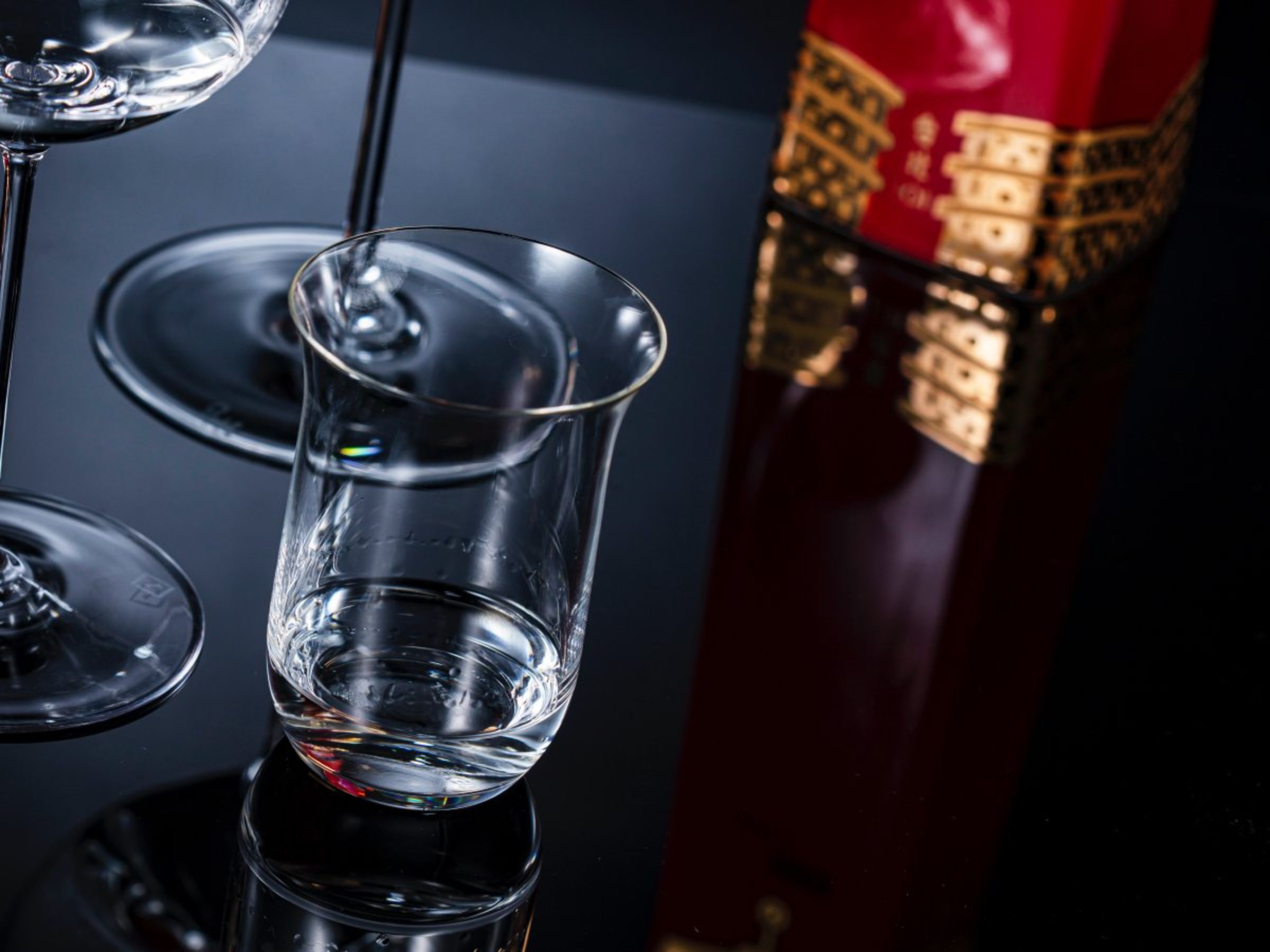 Riedel Single Malt單一麥芽威士忌杯採直立杯型，最後更往外開放，使陳年高粱的香氣以細緻悠長的方式往上升。