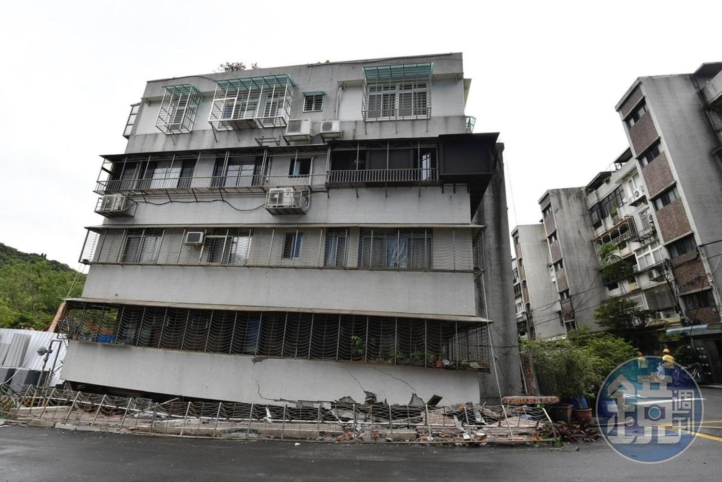 受災最嚴峻的25戶,今日2樓以上住戶可於上午在專業技師陪同下分組進入屋內取物。(本刊資料照)
