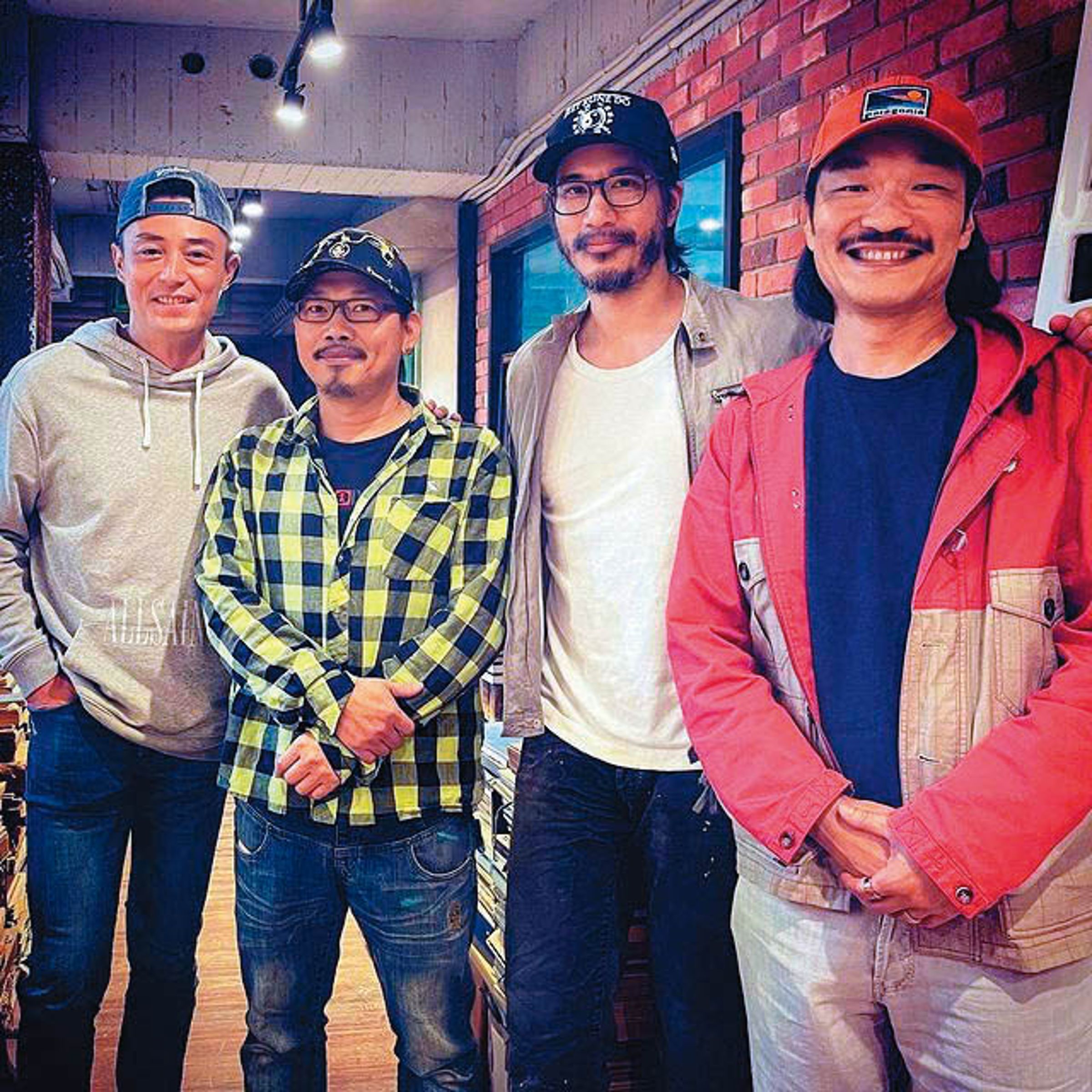 王力宏（右二）私下相當樸素，偶爾與霍建華（左一）、方文山（左二）等人聚會。（翻攝自王力宏IG)
