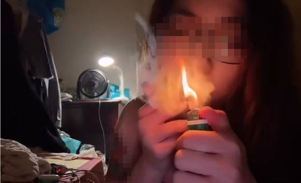 劉女在臉書直播上直接吸食K菸。（翻攝劉女網路直播）