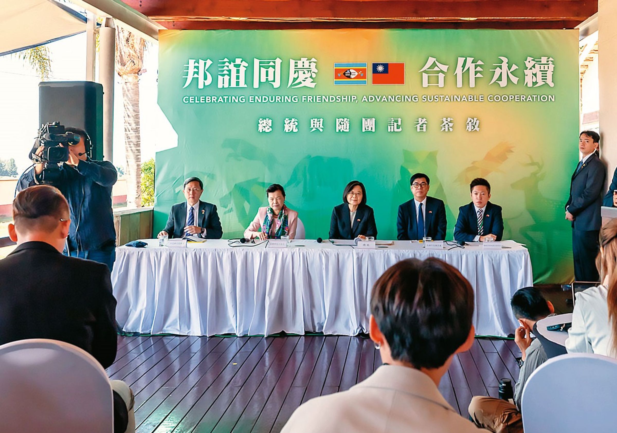 蔡英文在史瓦帝尼下榻旅館,與隨行的台灣媒體茶敘。(翻攝總統府flickr)