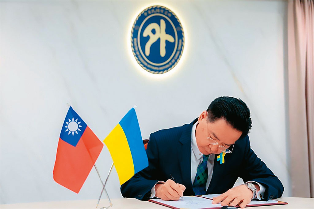 近年台灣積極參與國際事務，凸顯我在國際社會的角色。圖為外交部長吳釗燮簽署援助基輔市採購發電設備的備忘錄。（外交部提供）
