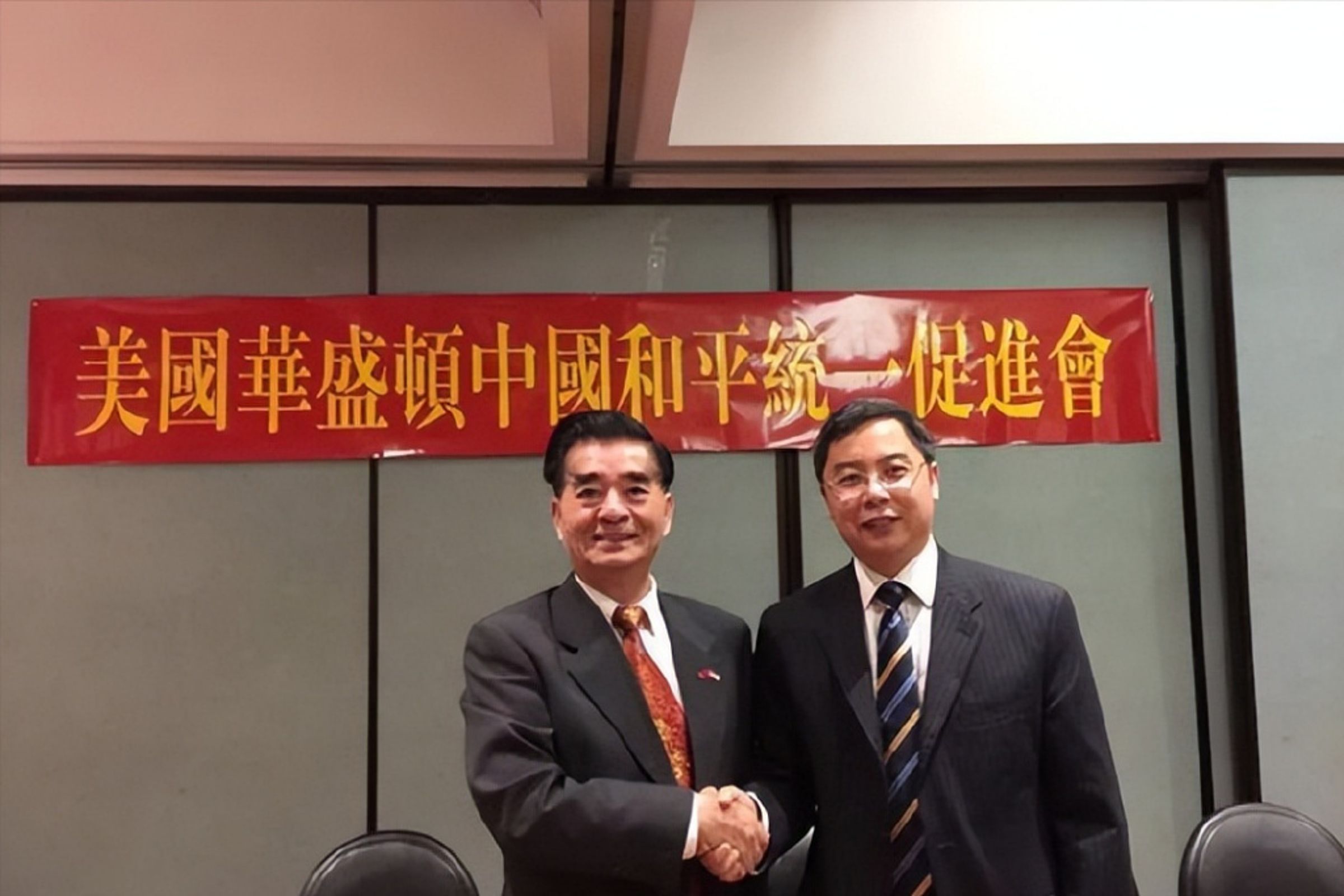 香港富商梁成運(左),犯下間諜罪遭中國法院判處無期徒刑,並剝奪政治權利終身。(翻攝微博)
