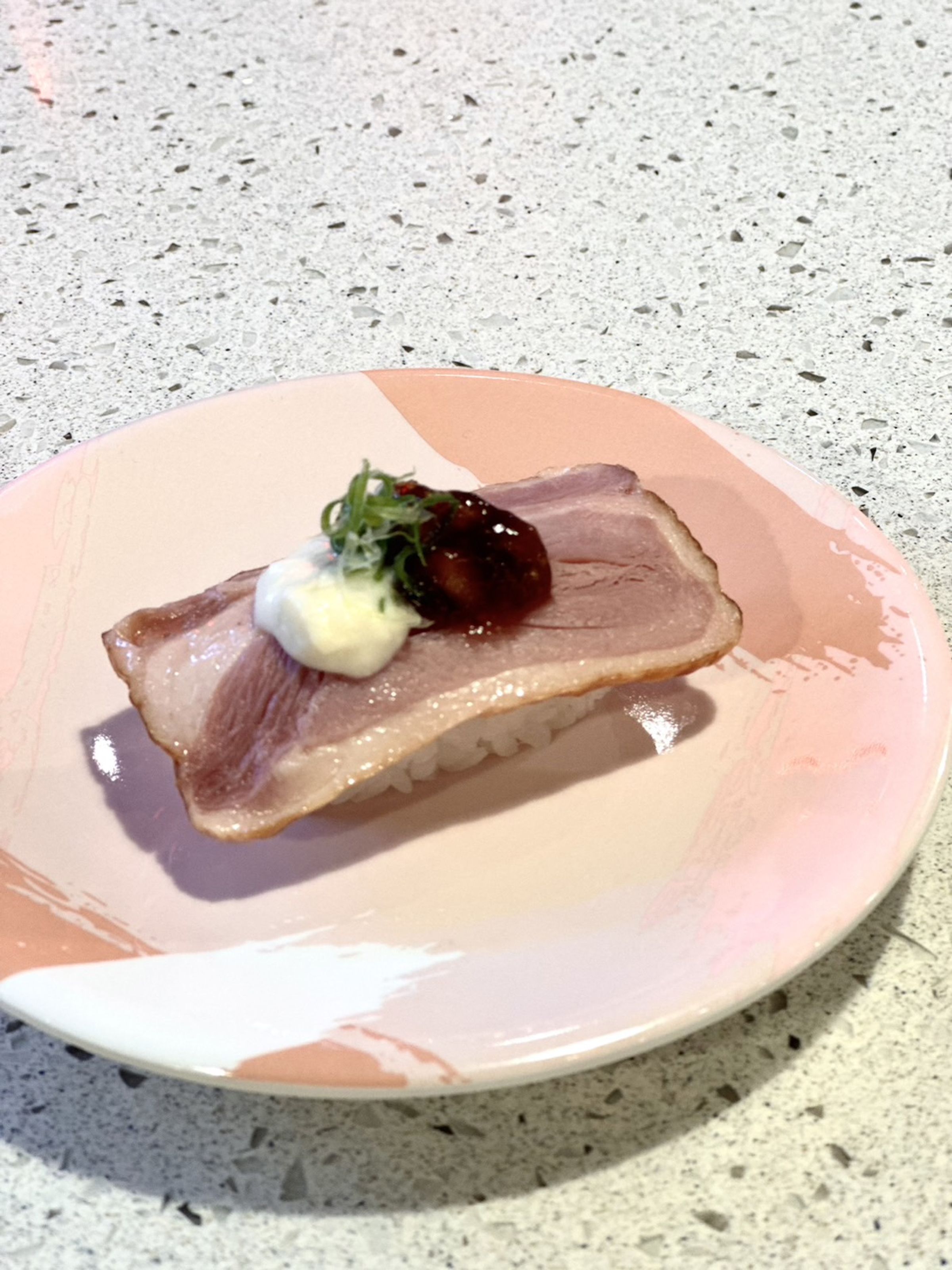 「無花果櫻桃鴨」，以無花果經紅酒醬醃漬後，搭配蒜香乳酪白醬，完美襯托櫻桃鴨甘甜口感。 （30元／份）