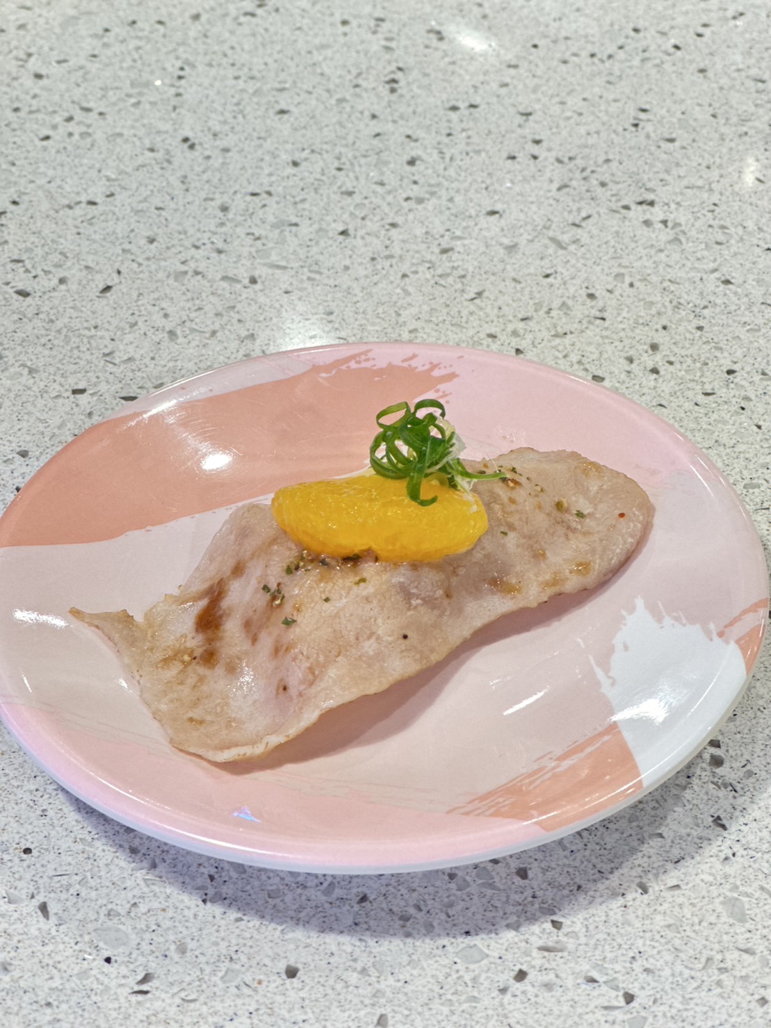 嚴選炙燒松阪豬，在香草、乳酪點綴下，串出「香草柑橘松阪豬」法式經典風味。（30元／份）