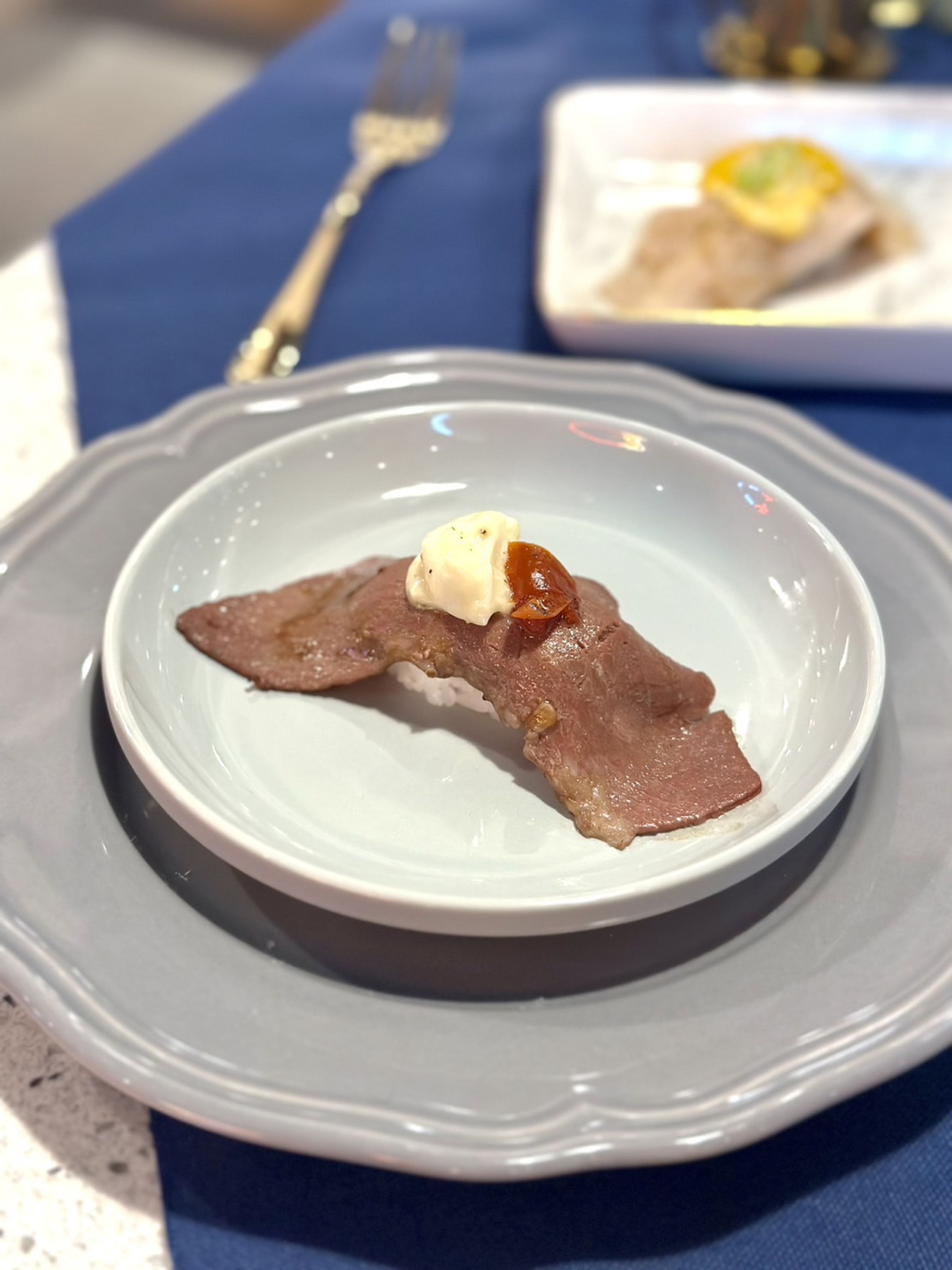 義大利風味的「油漬番茄翼板牛」，以軟嫩炙燒翼板牛與義式羅勒蒜香乳酪球、油漬番茄搭配 ，層次感豐富。（40元／份）