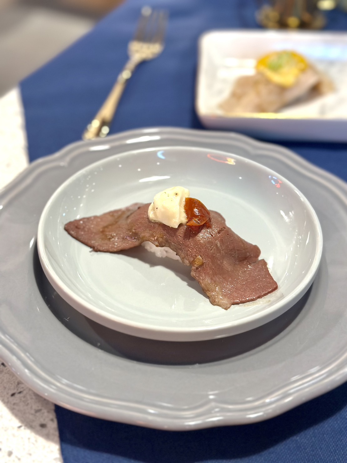 義大利風味的「油漬番茄翼板牛」，以軟嫩炙燒翼板牛與義式羅勒蒜香乳酪球、油漬番茄搭配 ，層次感豐富。（40元／份）