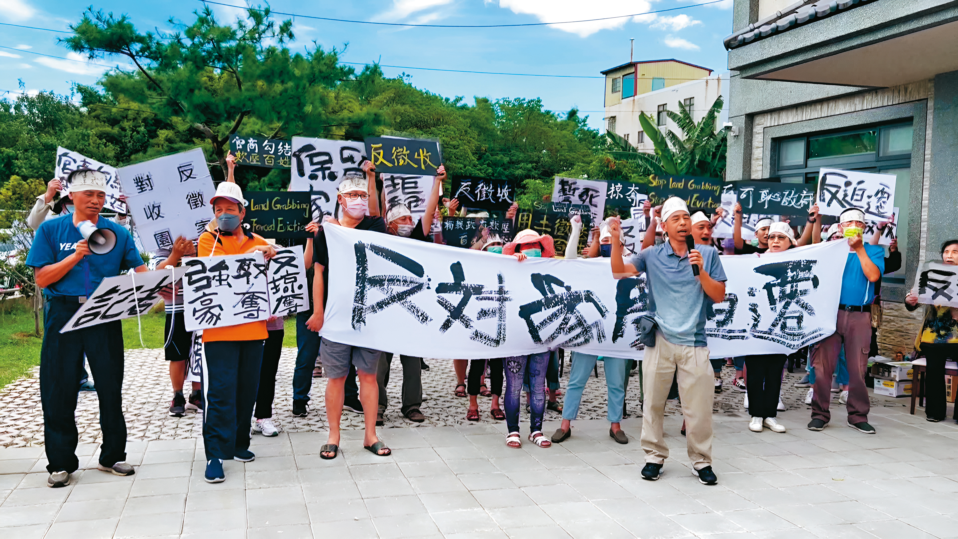 龍潭居民反對龍科3期擴建被逼迫遷，在公聽會場外拉白布條抗議陳情。（公共電視）
