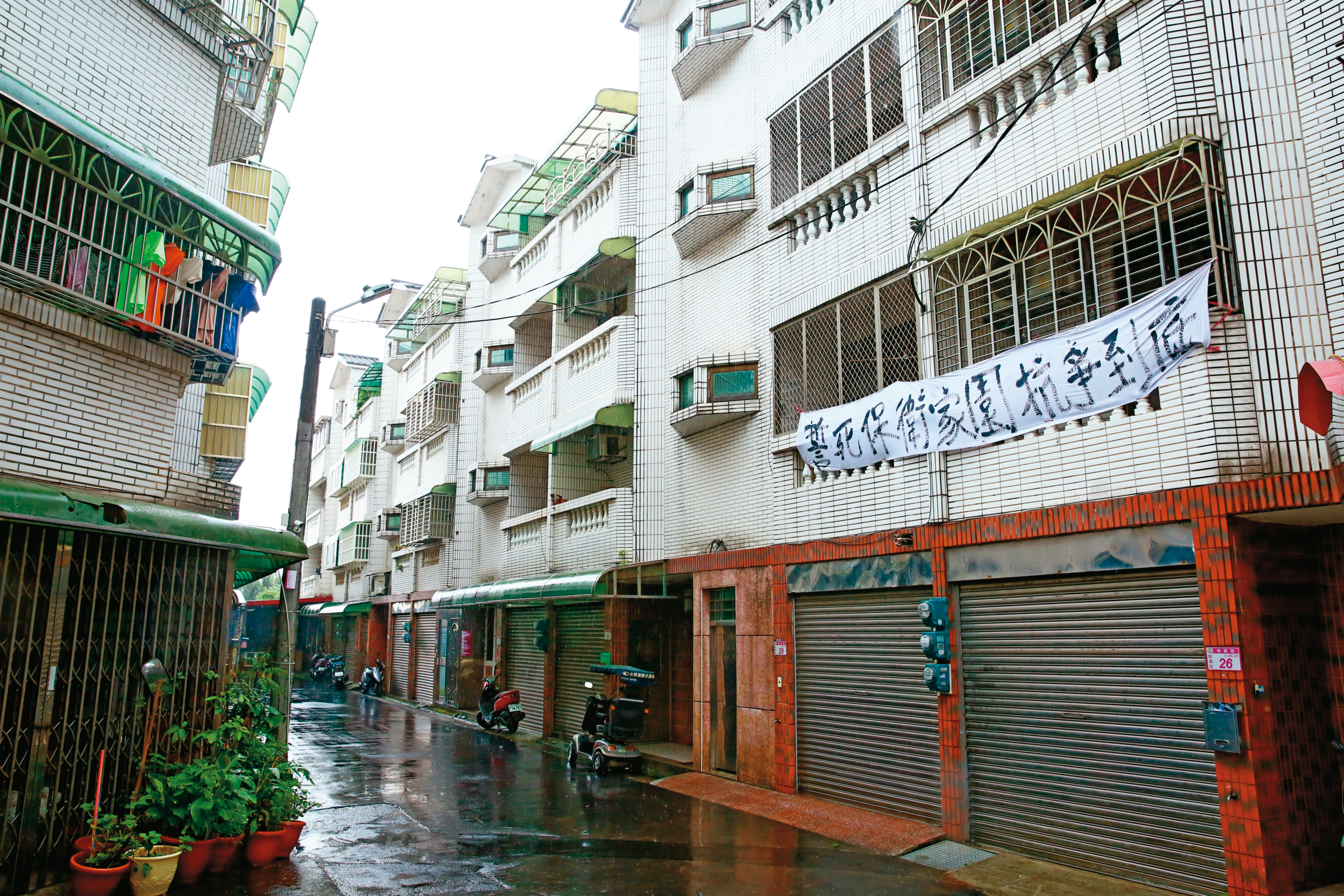 龍潭居民對於自己的家園突然遭到政府徵收，非常不滿。