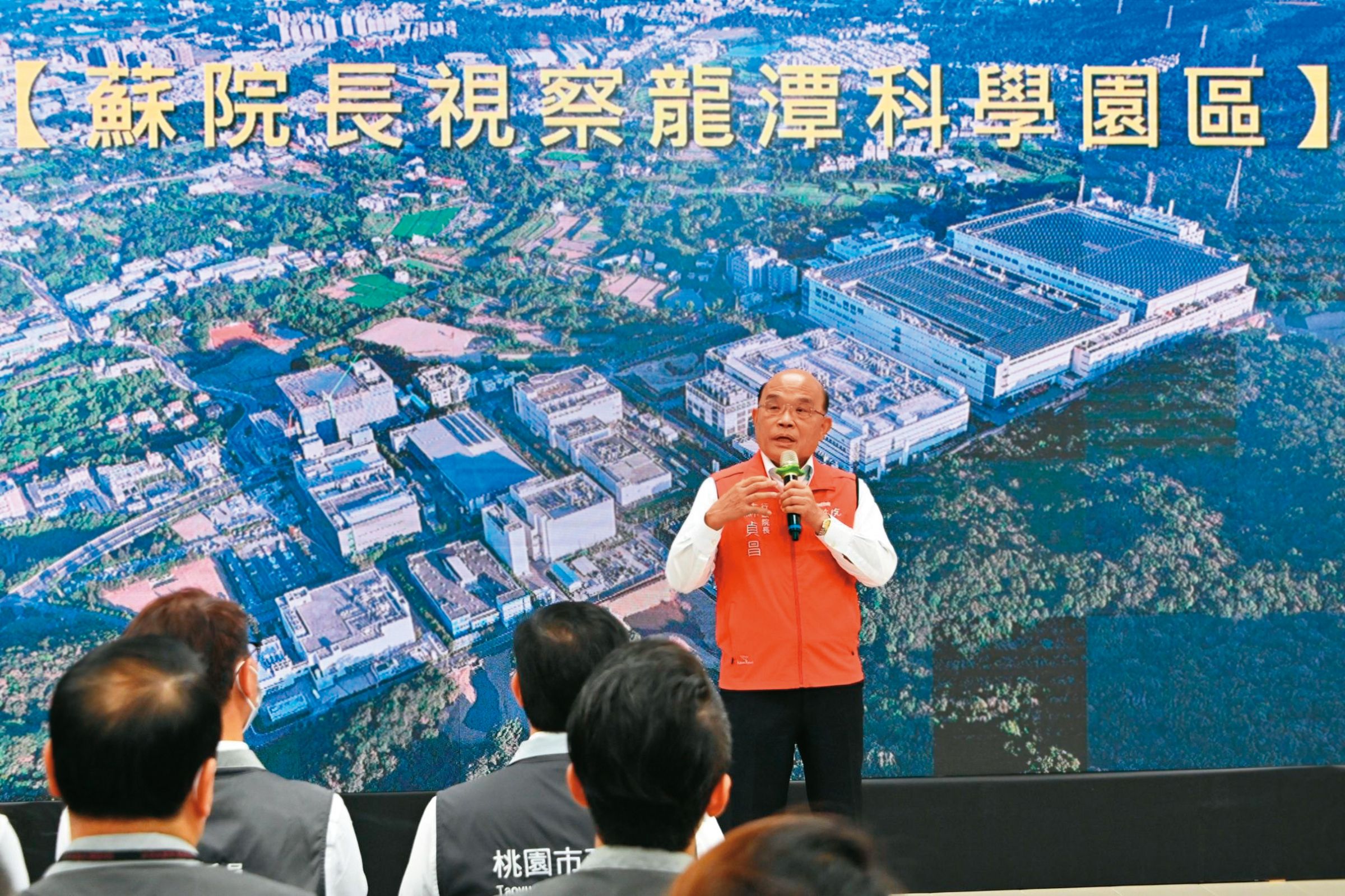 前行政院長蘇貞昌視察龍科並宣布3期擴建計畫時說，政府會把先進製程留在台灣。（竹科管理局提供）