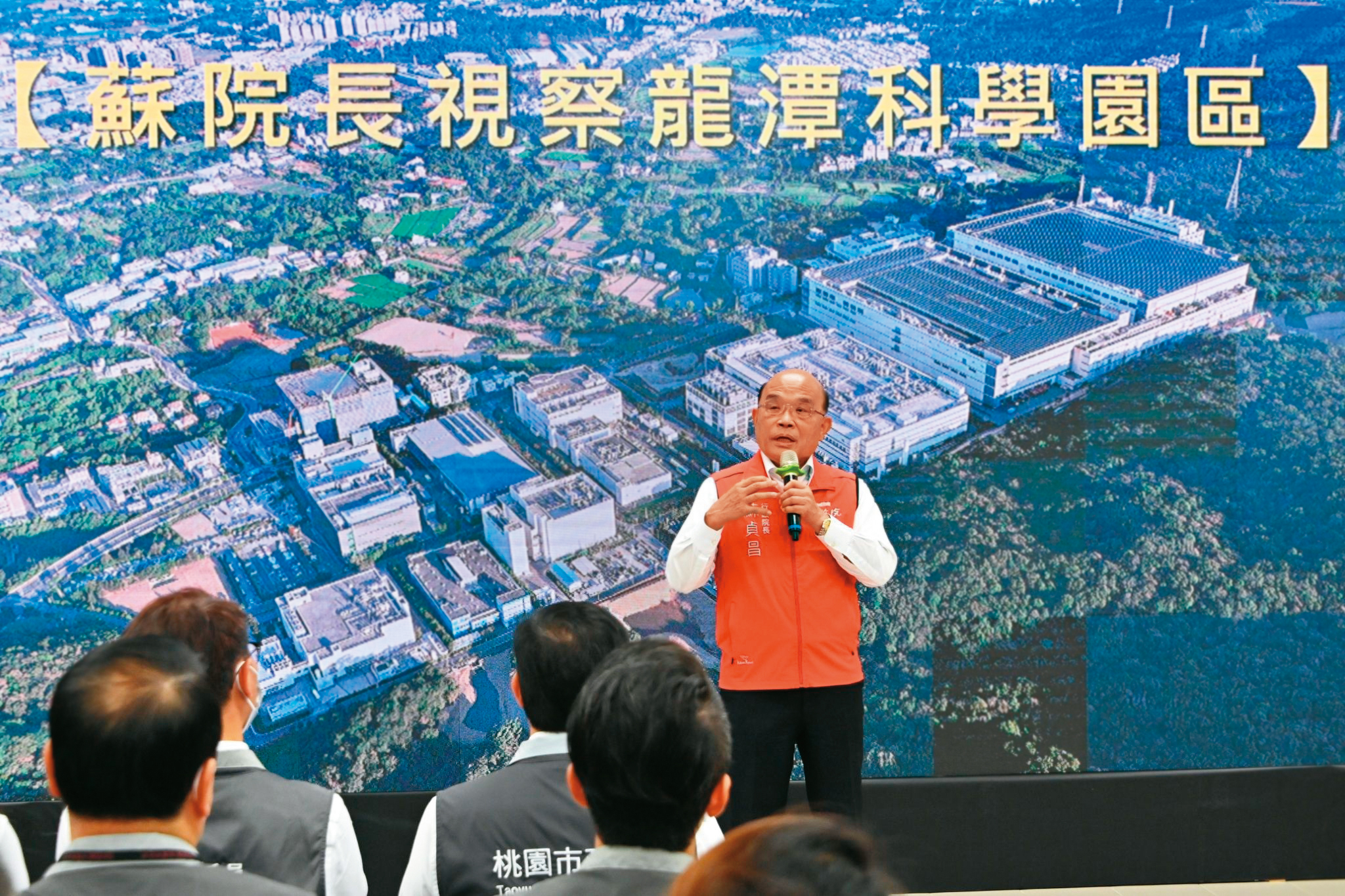 前行政院長蘇貞昌視察龍科並宣布3期擴建計畫時說，政府會把先進製程留在台灣。（竹科管理局提供）