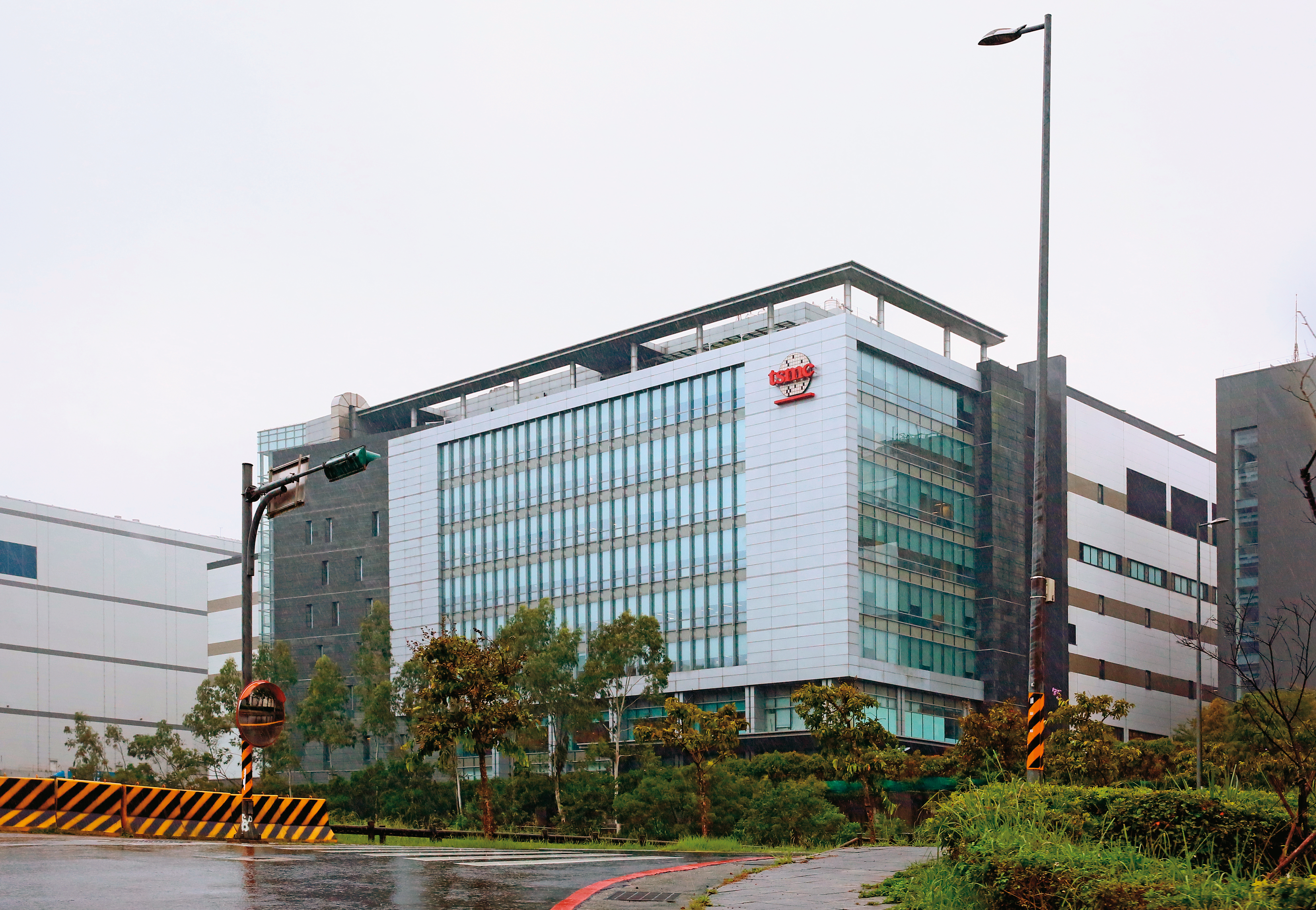 台積電在龍潭科學園區已設置先進封裝廠。