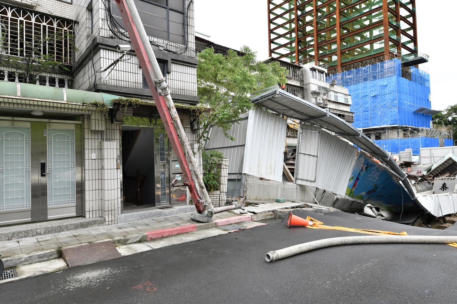 北市中山區大直街94巷都更案，因建商基泰建設施工不慎，導致鄰近數棟建築傾斜，最嚴重1棟則發生塌陷情況。