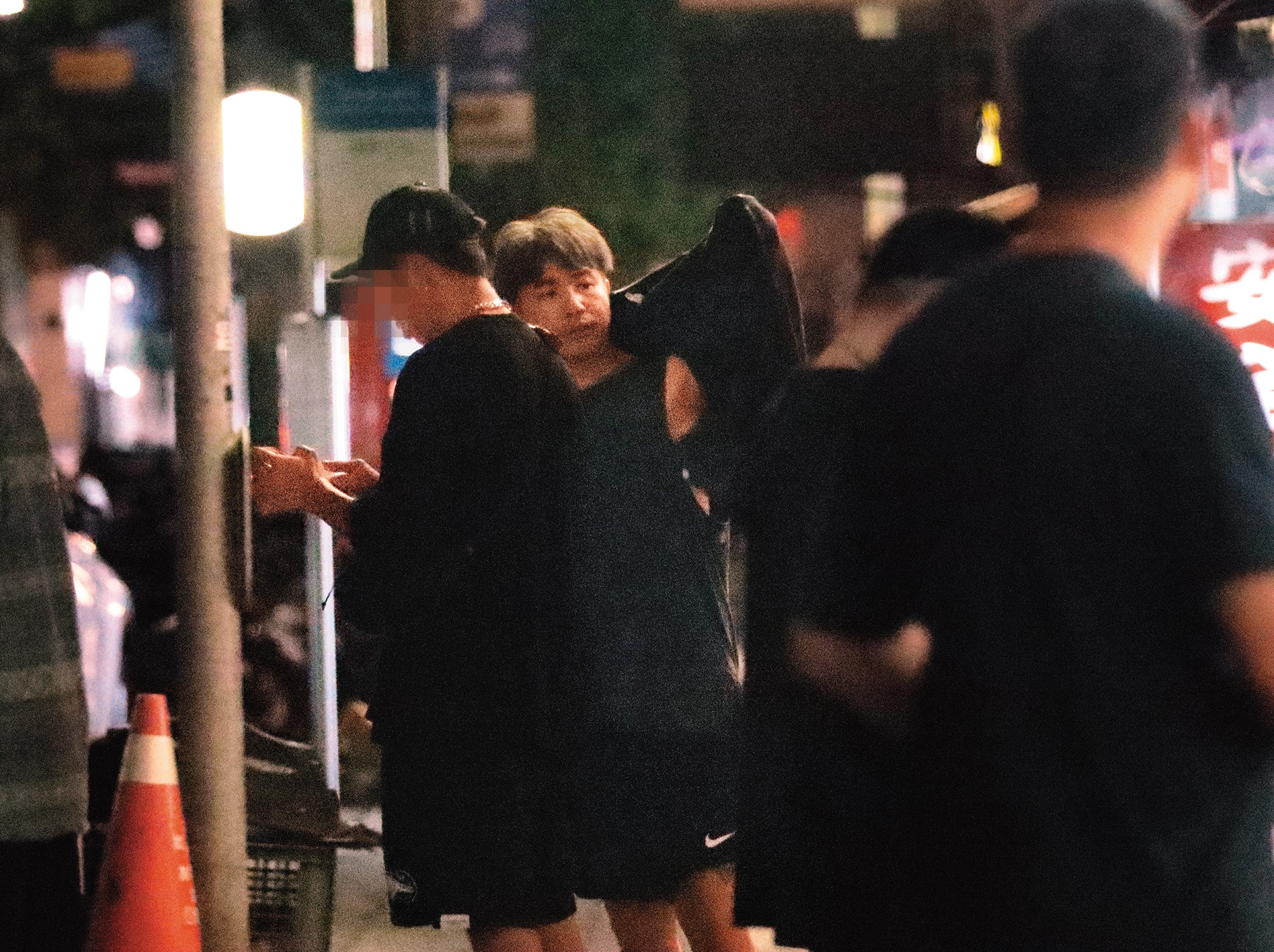 9月1日23：59，歐弟（左二）狀況看來不妙後，朋友趕忙叫車，後來司機也對他頗貼心。