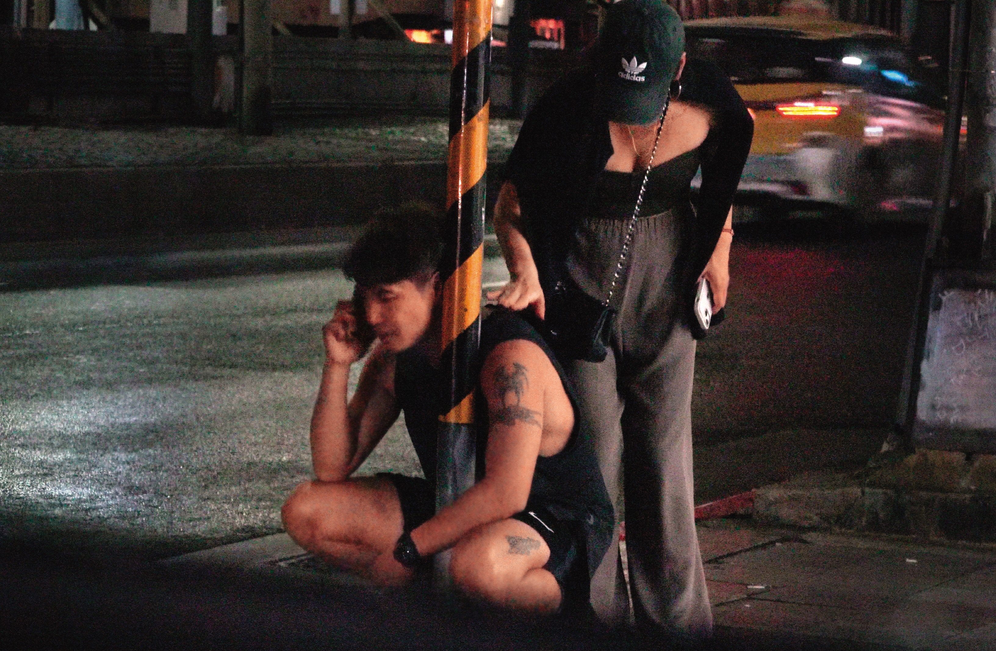 9月1日23：42，歐弟喝到蹲在地上，有位露溝辣妹前來彎腰關心。