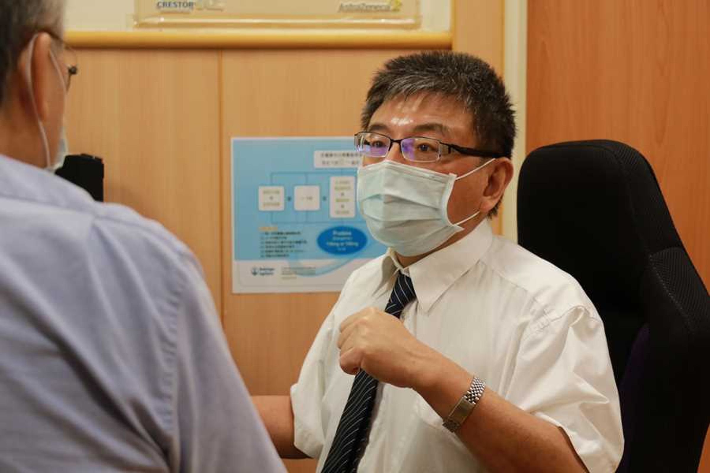 心臟內科主任林茂仁提醒回診的病人注意不要久坐。（台中慈濟醫院提供）