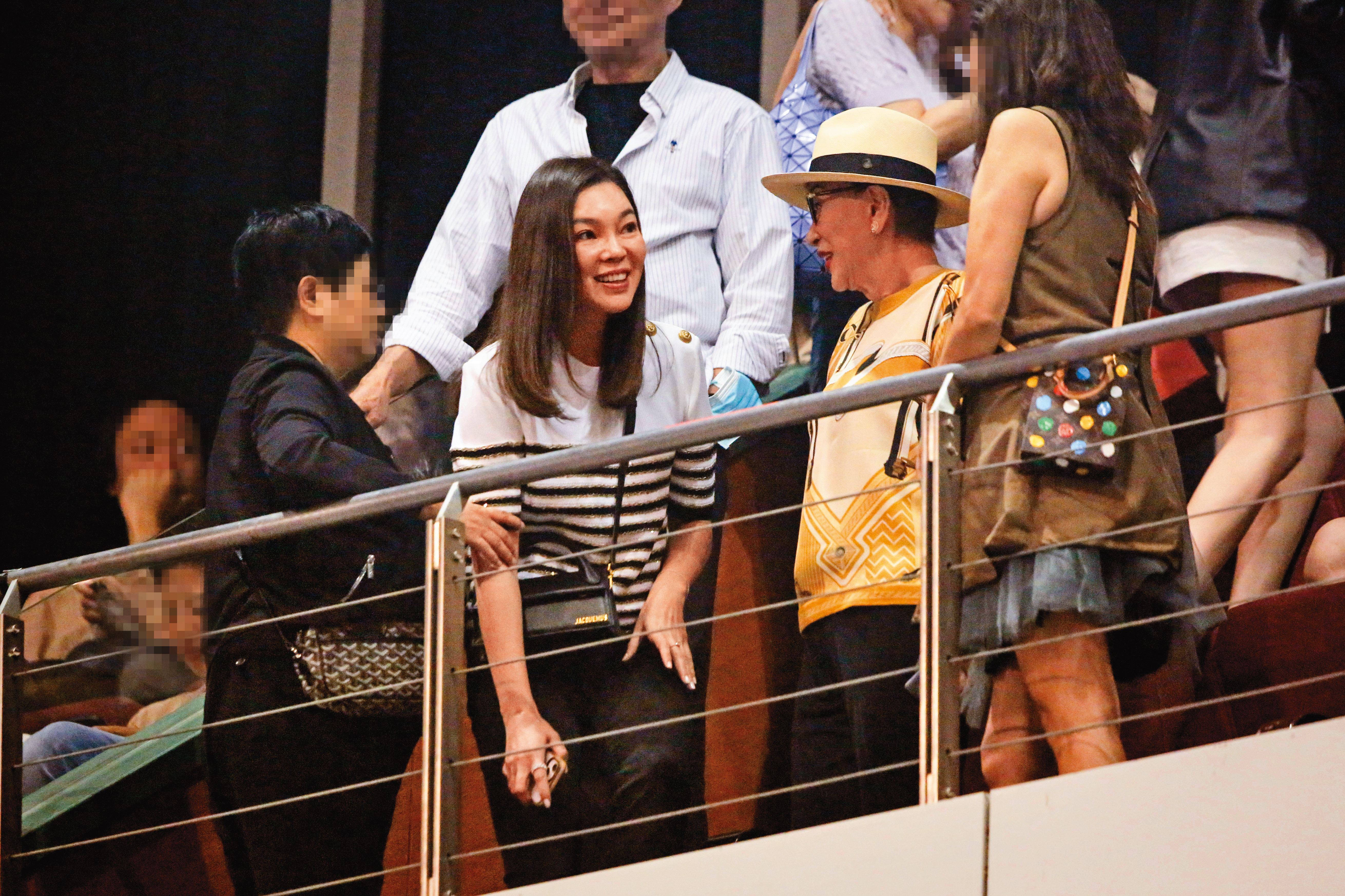 曾馨瑩（左）背著Jacquemus單肩包現身王力宏演唱會，巧遇金馬影后徐楓（右）。