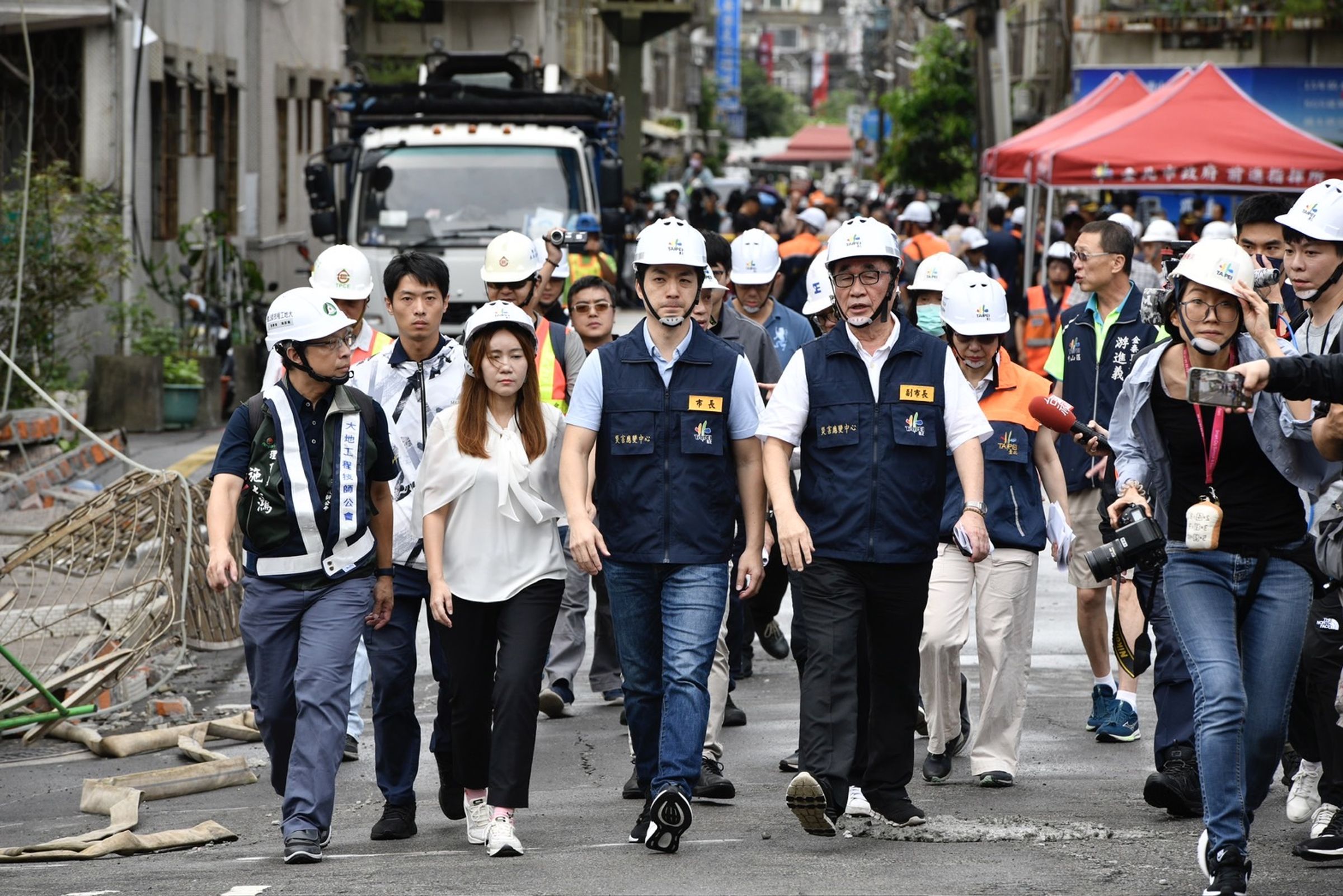 台北市長蔣萬安多次前往大直案發現場,了解災情狀況。