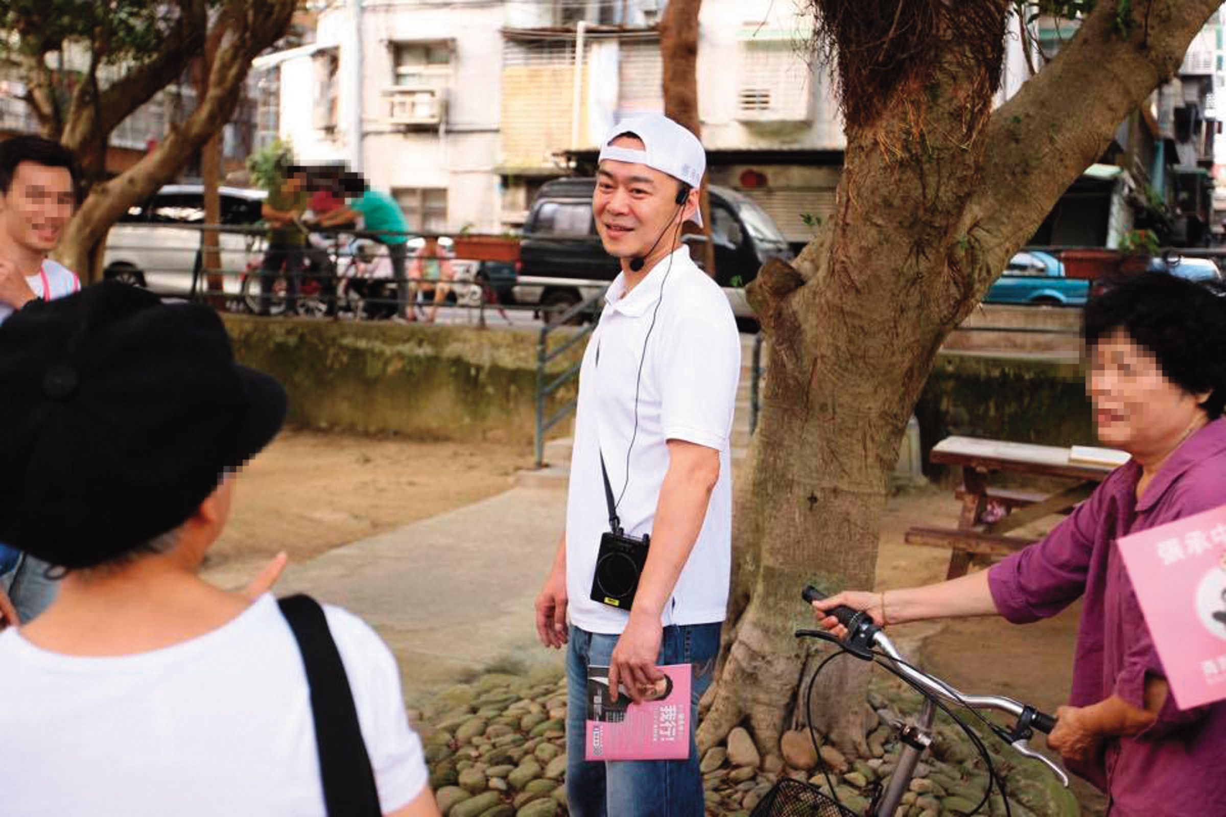 張承中曾在夜唱結束,與女友人暗巷擁吻。(翻攝自張承中臉書)