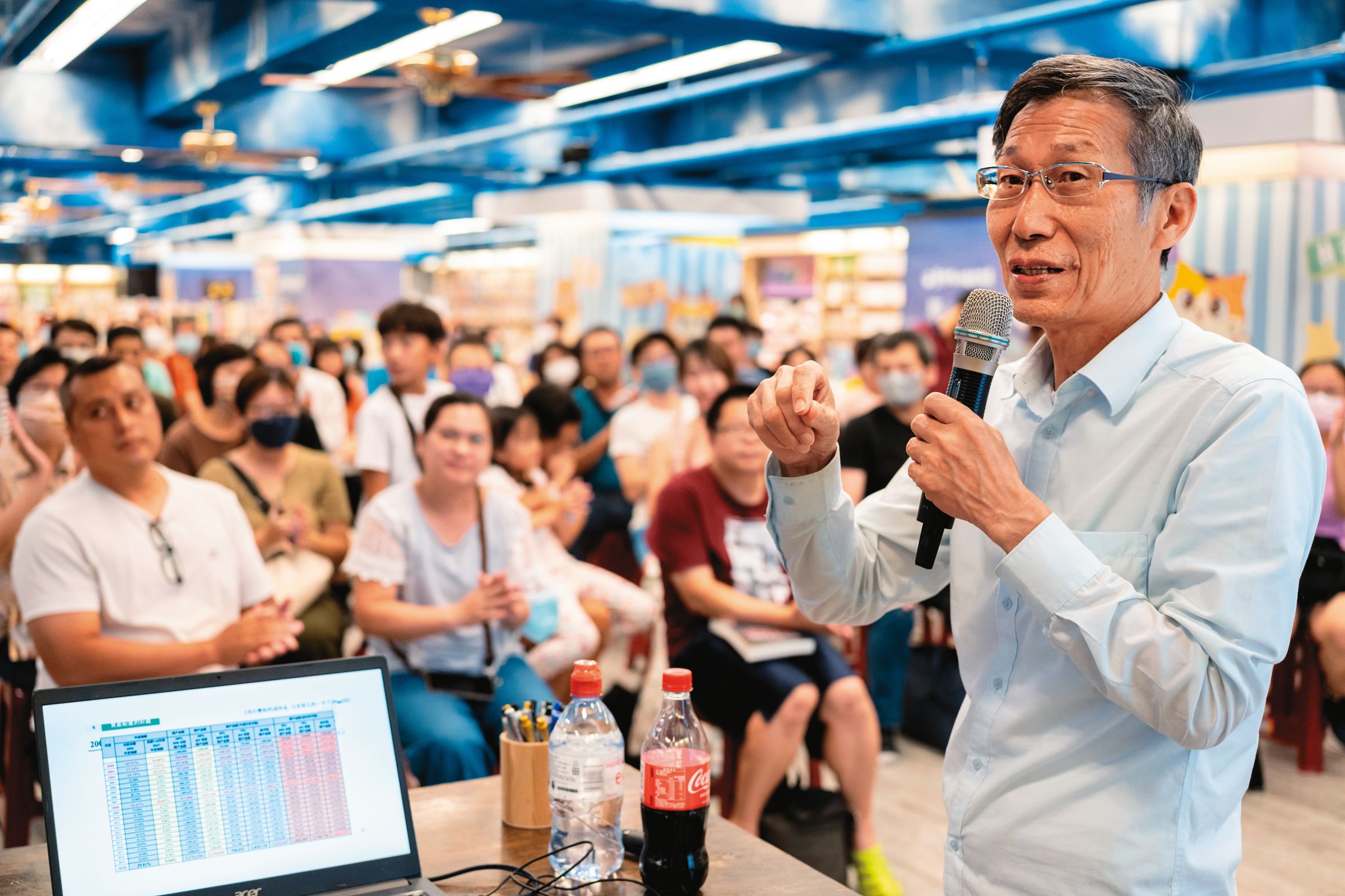 闕又上到台南政大書城分享資產配置的心法，吸引百位粉絲到場。