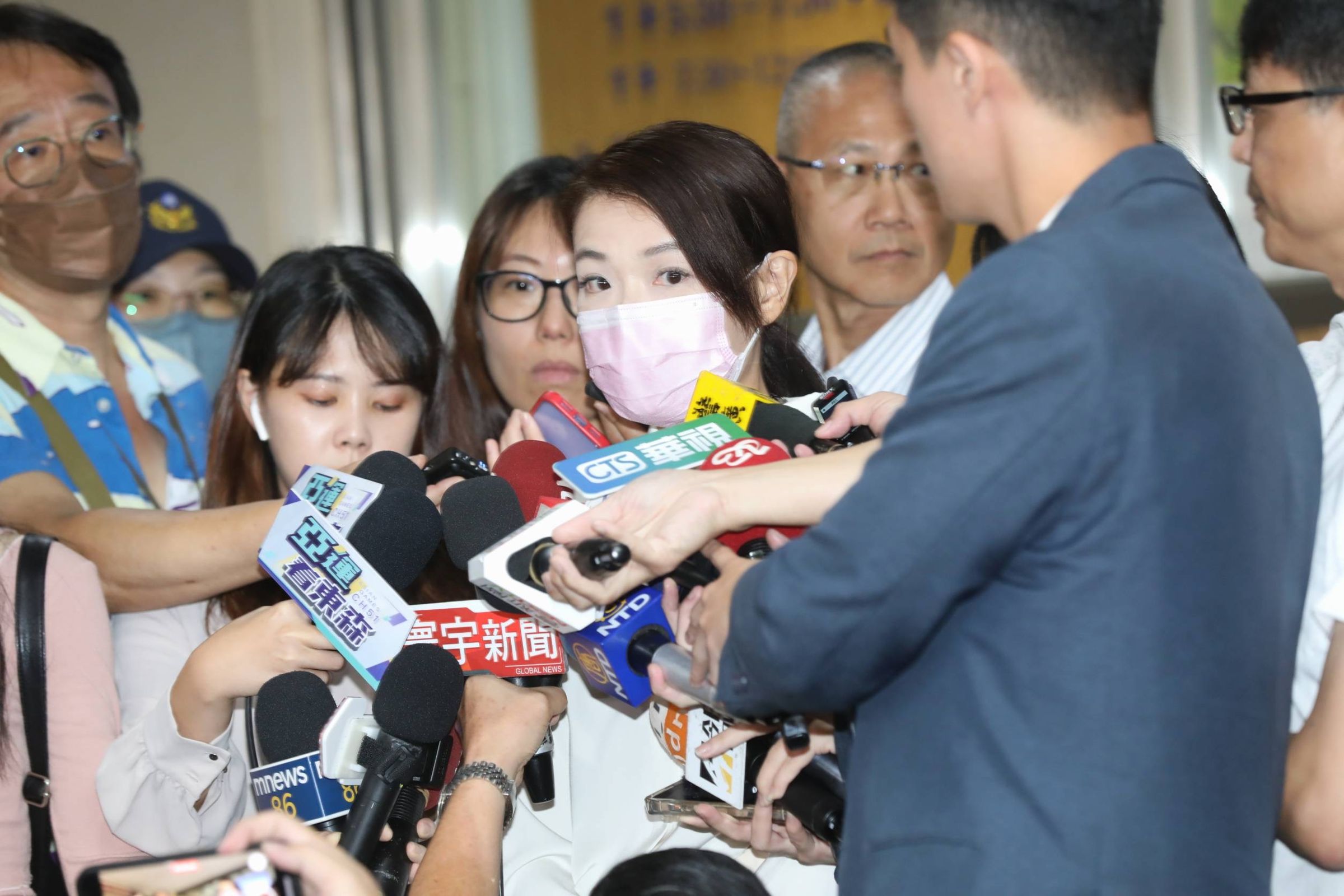 新竹市長高虹安遭資策會控告違反著作權法,今至台北地院出庭,她籲多關心蛋及綠電議題。