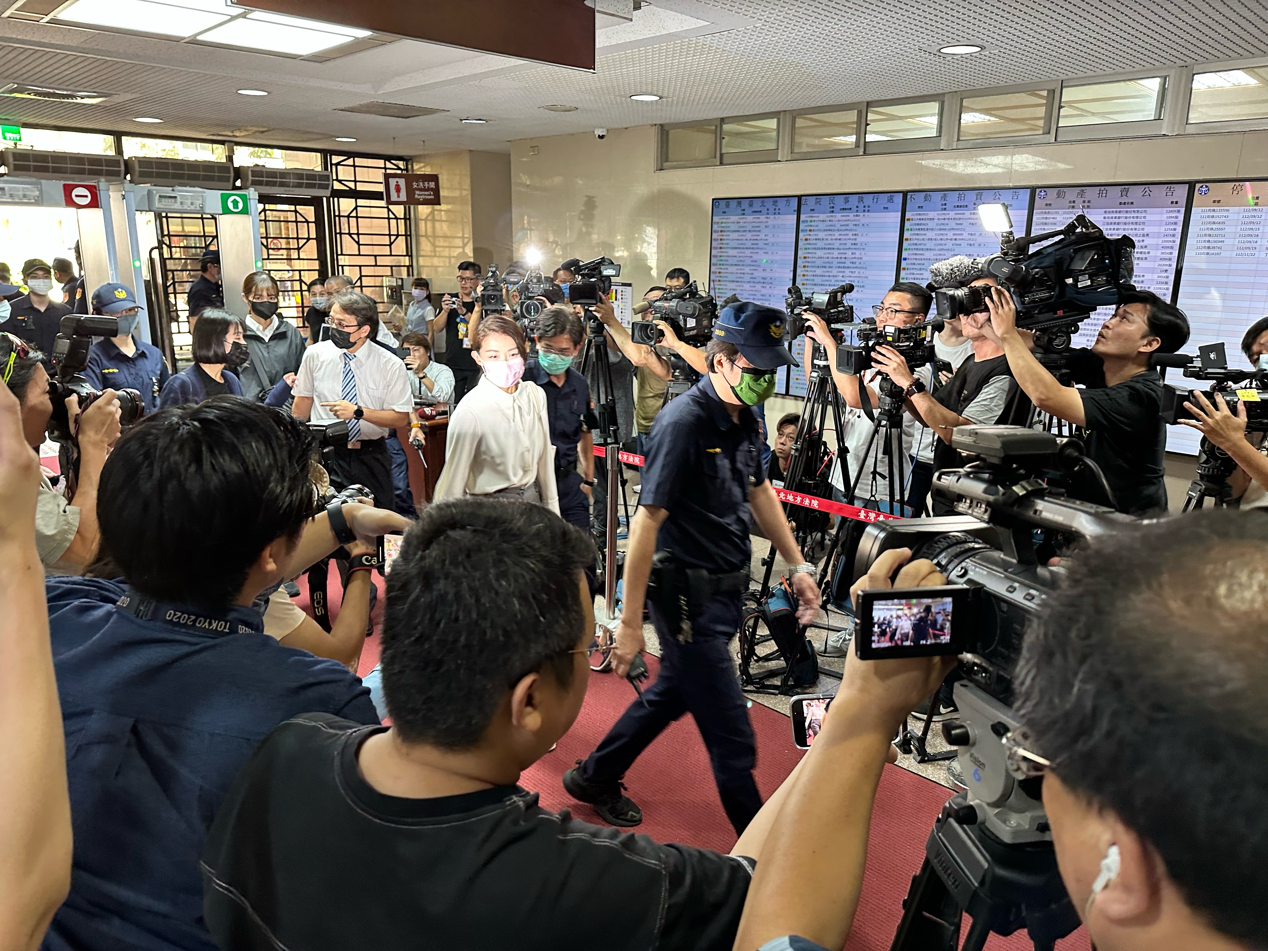 新竹市長高虹安遭資策會控告違反著作權法案開庭，許多媒體到場採訪。