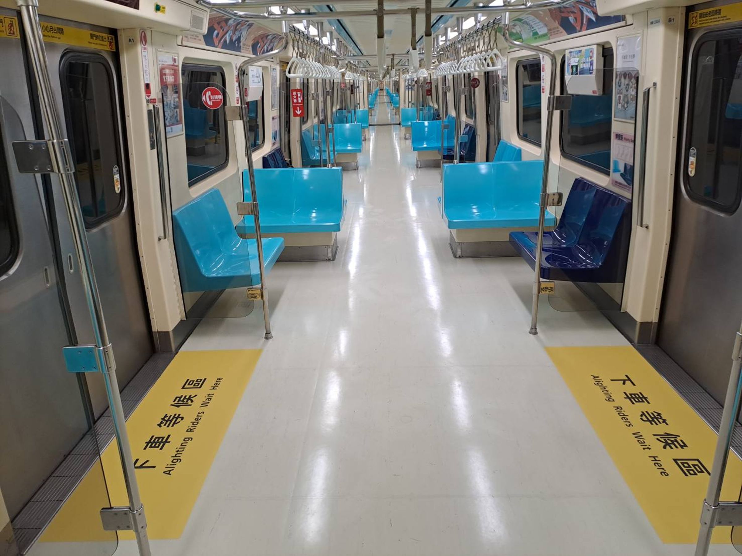 中和新蘆線2部列車將第2至5節車廂車門前方中央立柱移除,讓動線更順暢。(北捷提供)