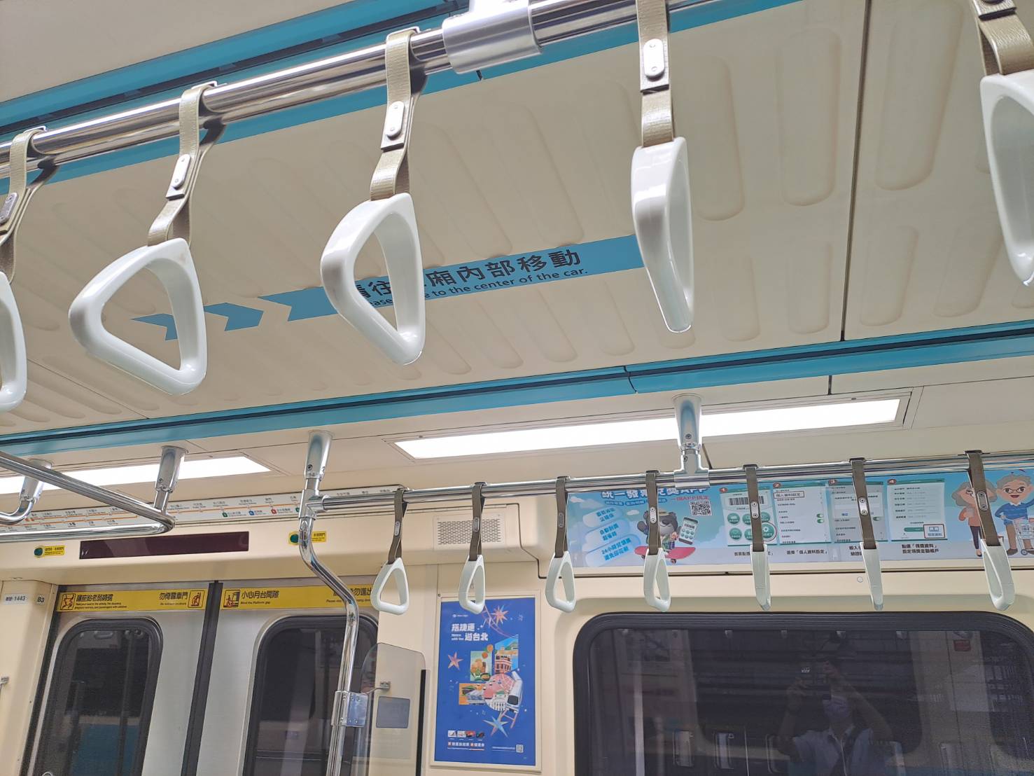 中和新蘆線2部列車改裝車廂內多了醒目的「請往車廂內部移動」「下車等候區」宣導指標。（北捷提供）