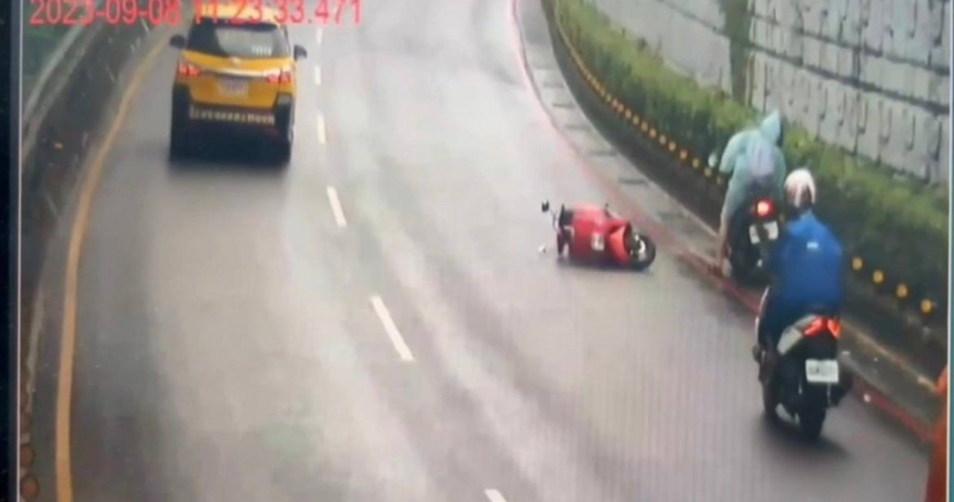 新北市環快道路8日上午有車輛載運的麵粉掉落，導致後方的機車騎士摔車。（翻攝照片）