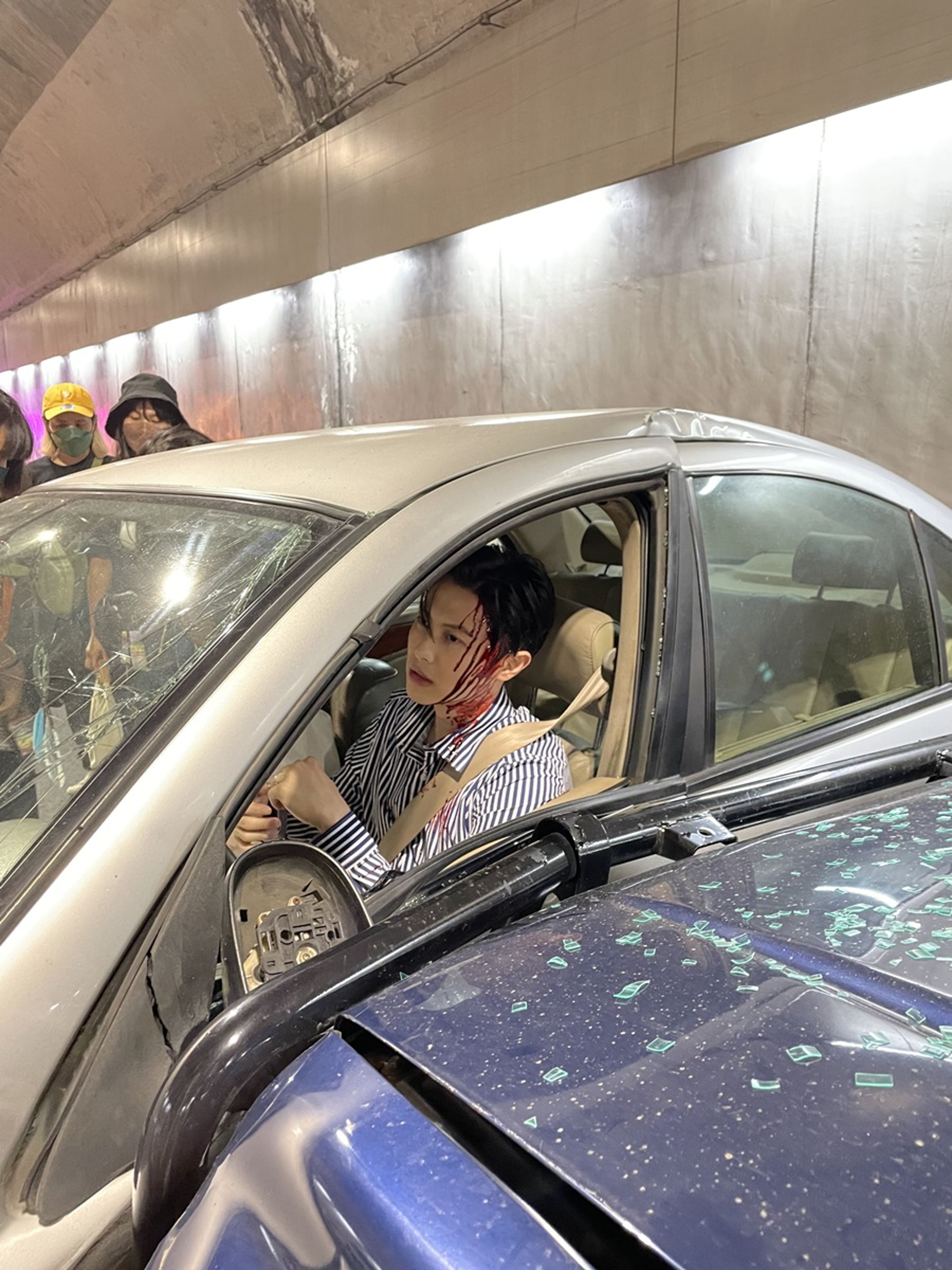 王子在《沒有你依然燦爛》第一集車禍戲親自上陣。(喜鵲提供)