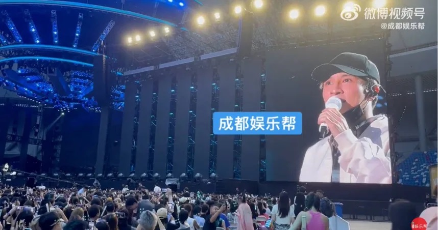 薛之謙因高燒不退，現身宣布演唱會取消。（翻攝自成都娛樂幫微博）