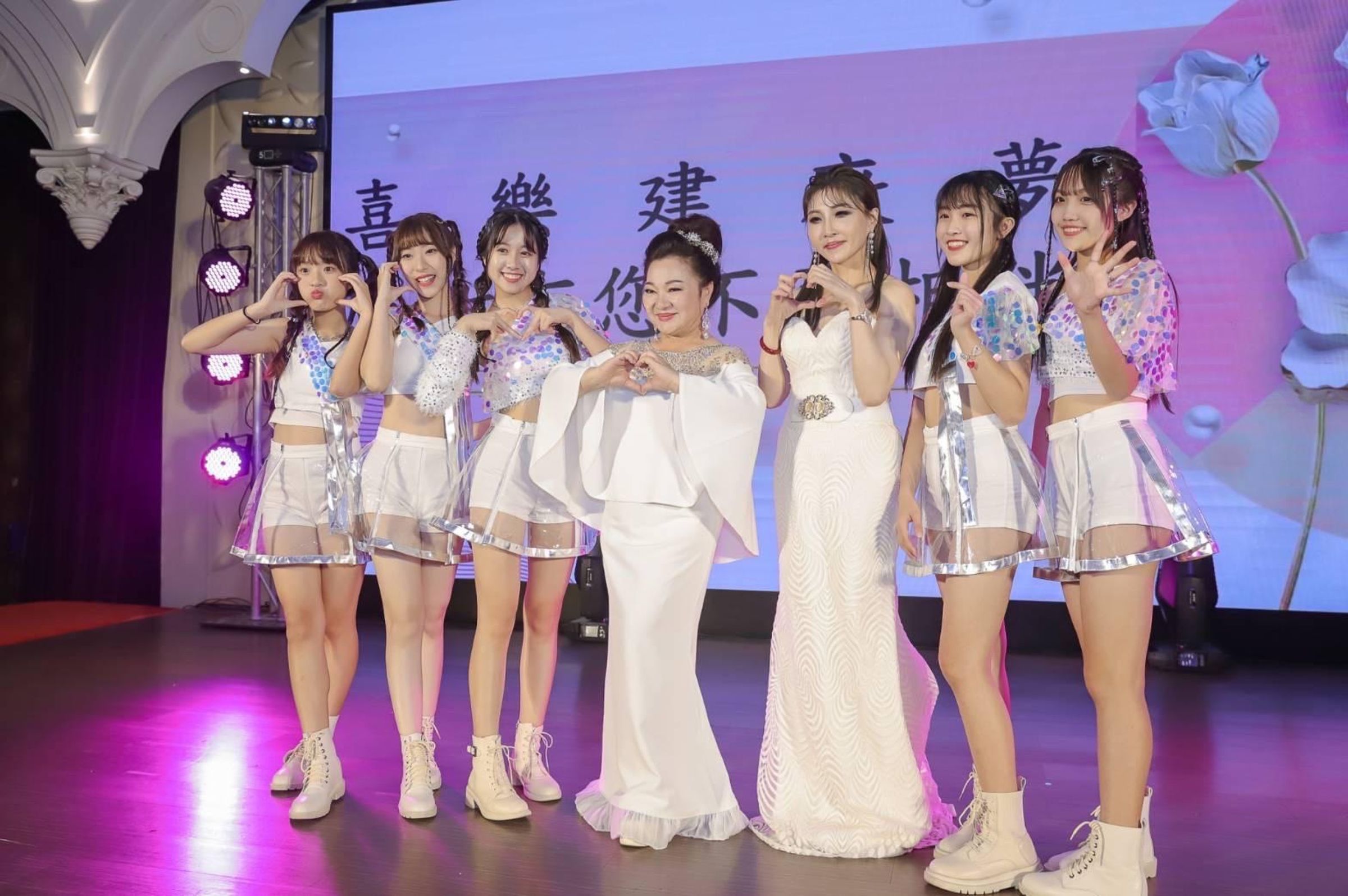 白冰冰率領子弟兵做公益。（陳孝志提供）