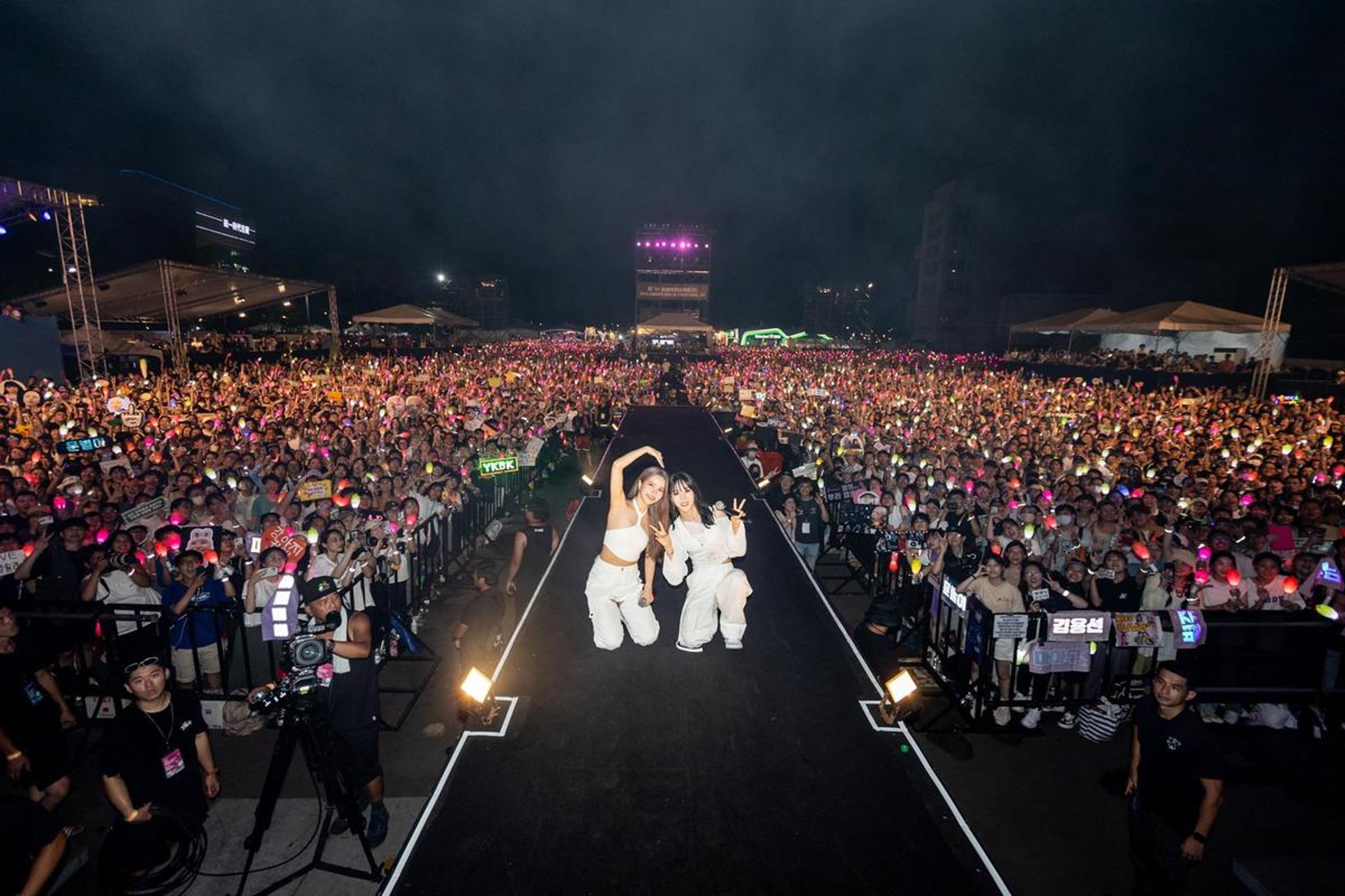 「MAMAMOO+」頌樂、玟星今年7月在高雄表演,與粉絲們開心留下大合照。(寬寬整合行銷提供)
