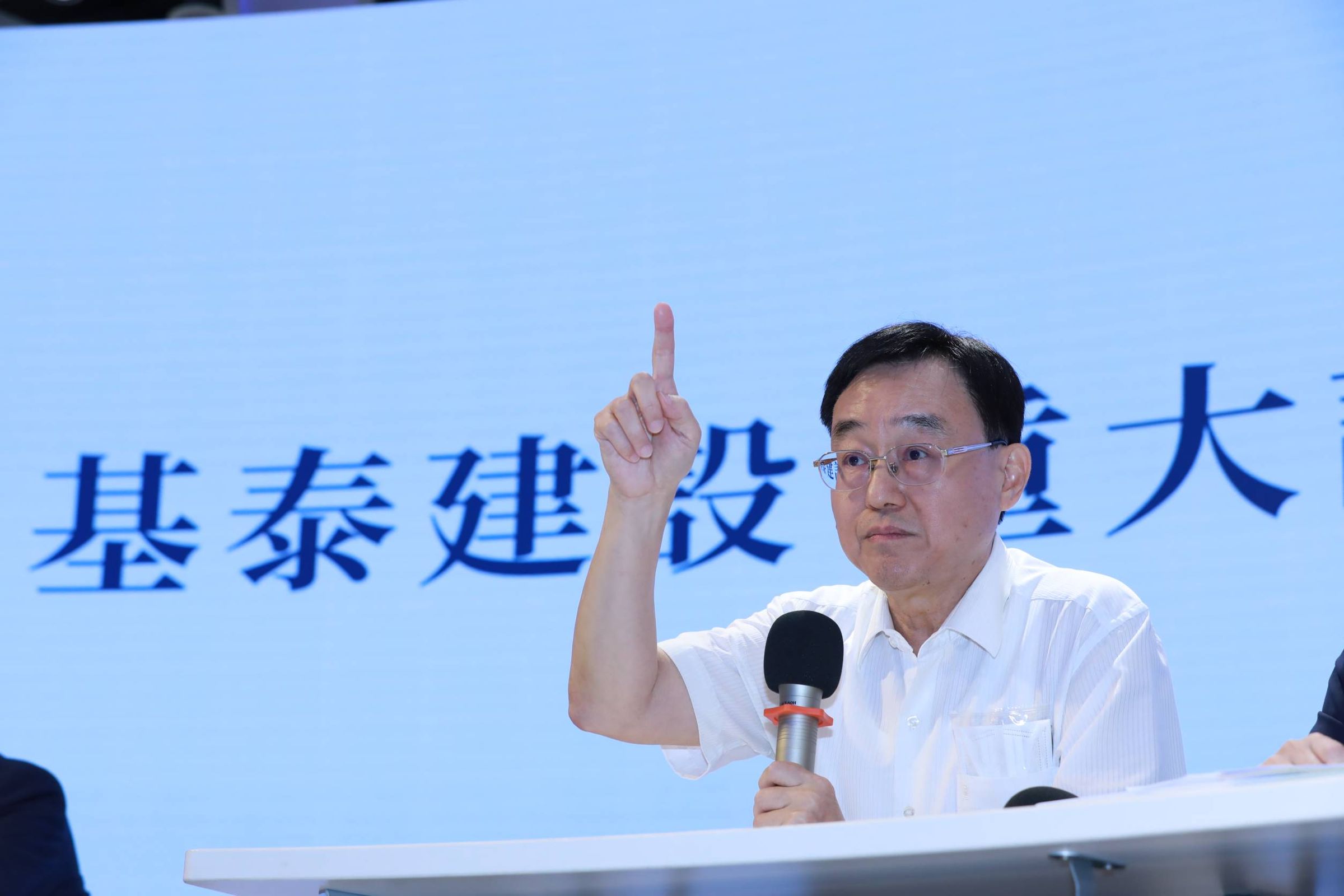 基泰建設總經理馮先勉10日召開記者會說明塌陷案。
