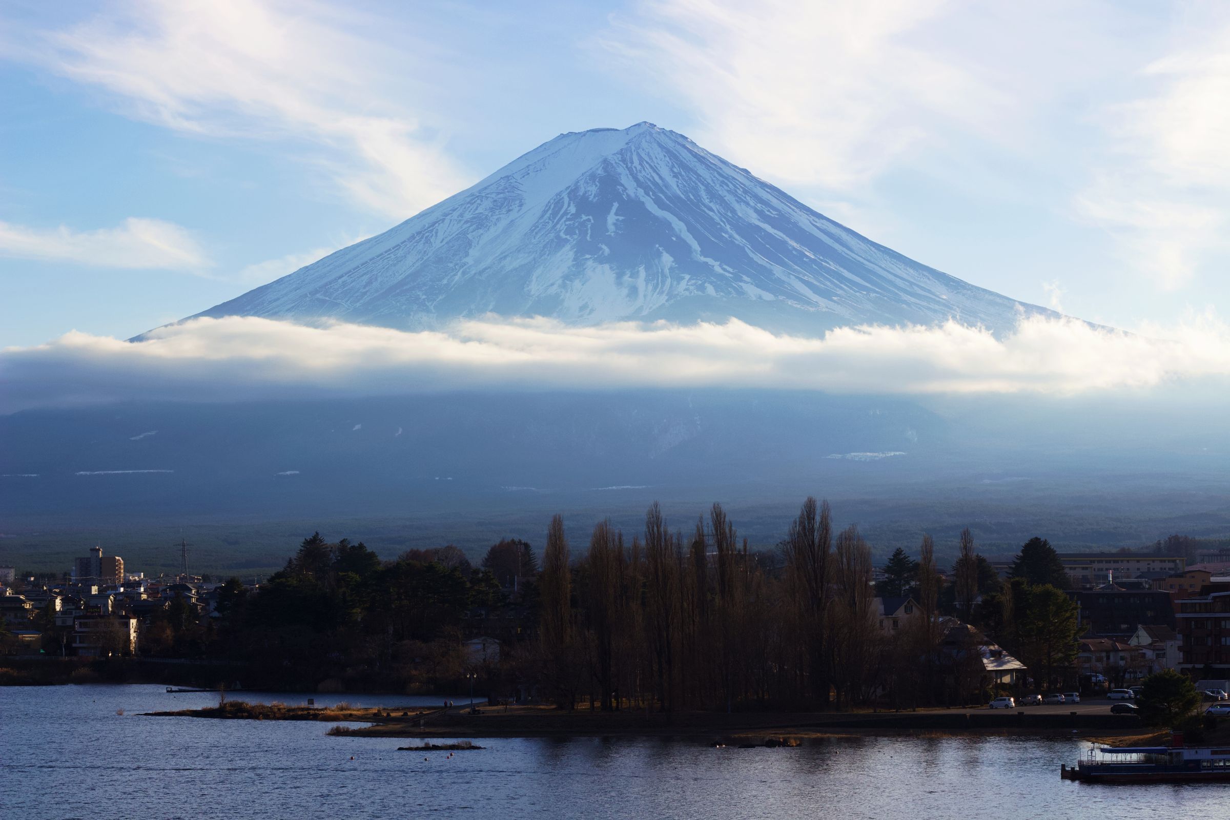 大量遊客湧入富士山，讓富士山面臨「過度旅遊」的情況。（示意圖，本刊資料照）