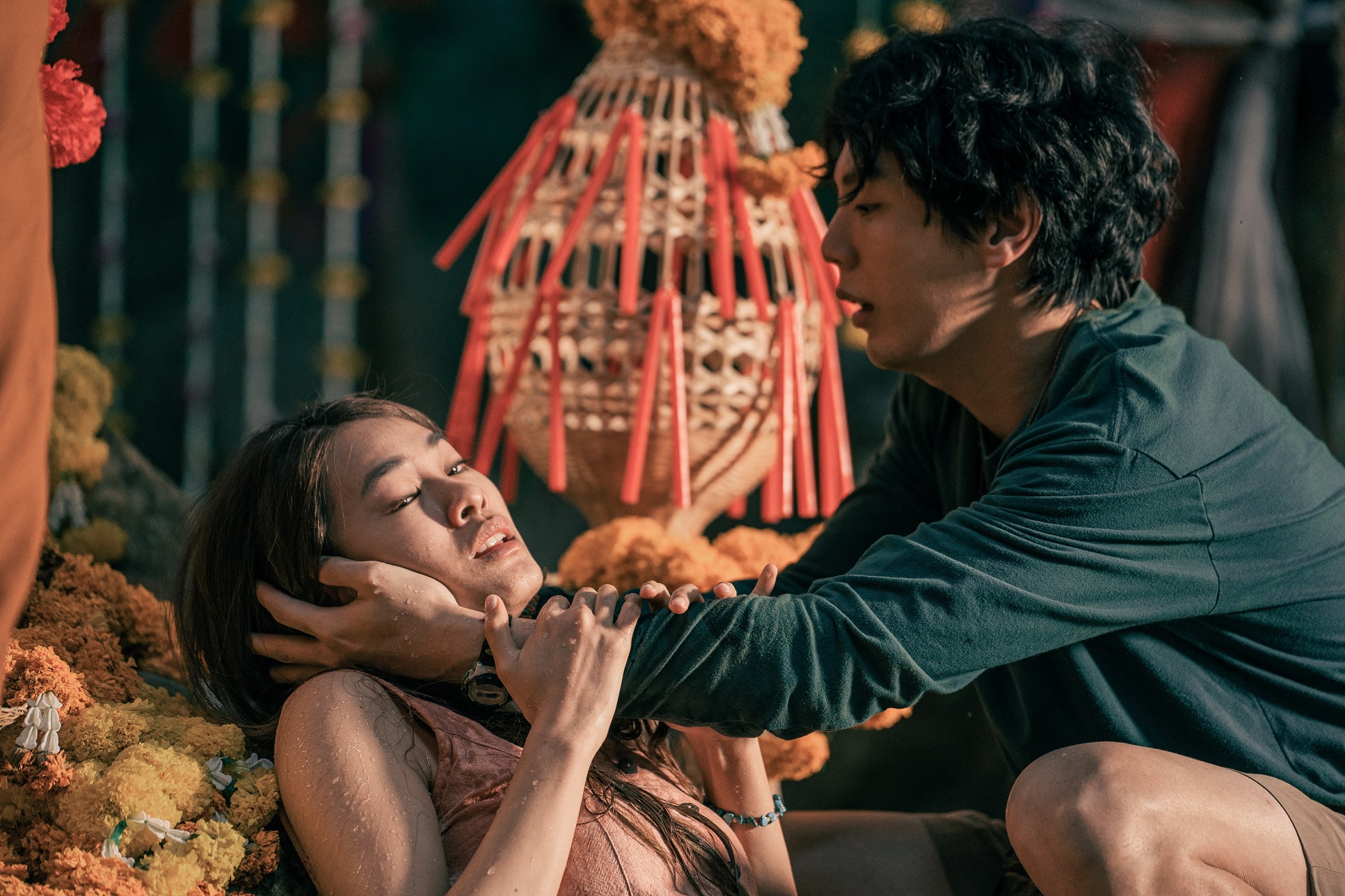 電影涉及僧侶，因而國家審查機制也介入其中，要求修改畫面。（華映提供）