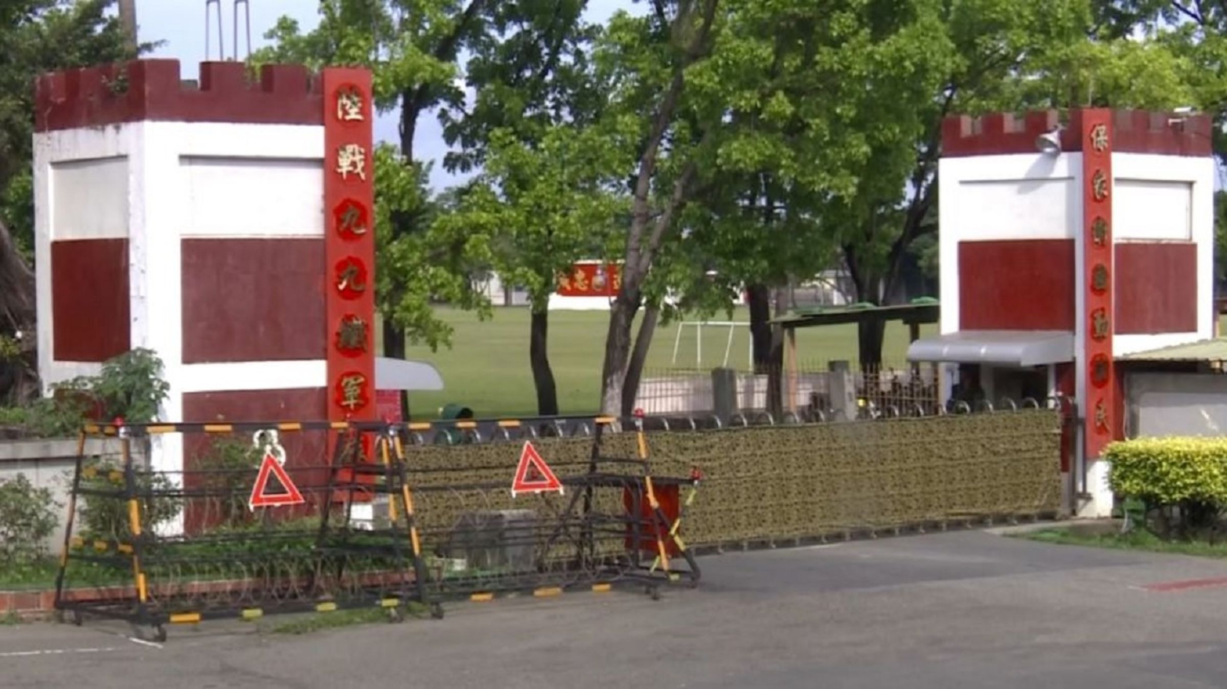 海軍陸戰隊鄭姓軍官日前在營區身亡，鄭父今天下午到子儀營區大門企圖自焚。（翻攝畫面）