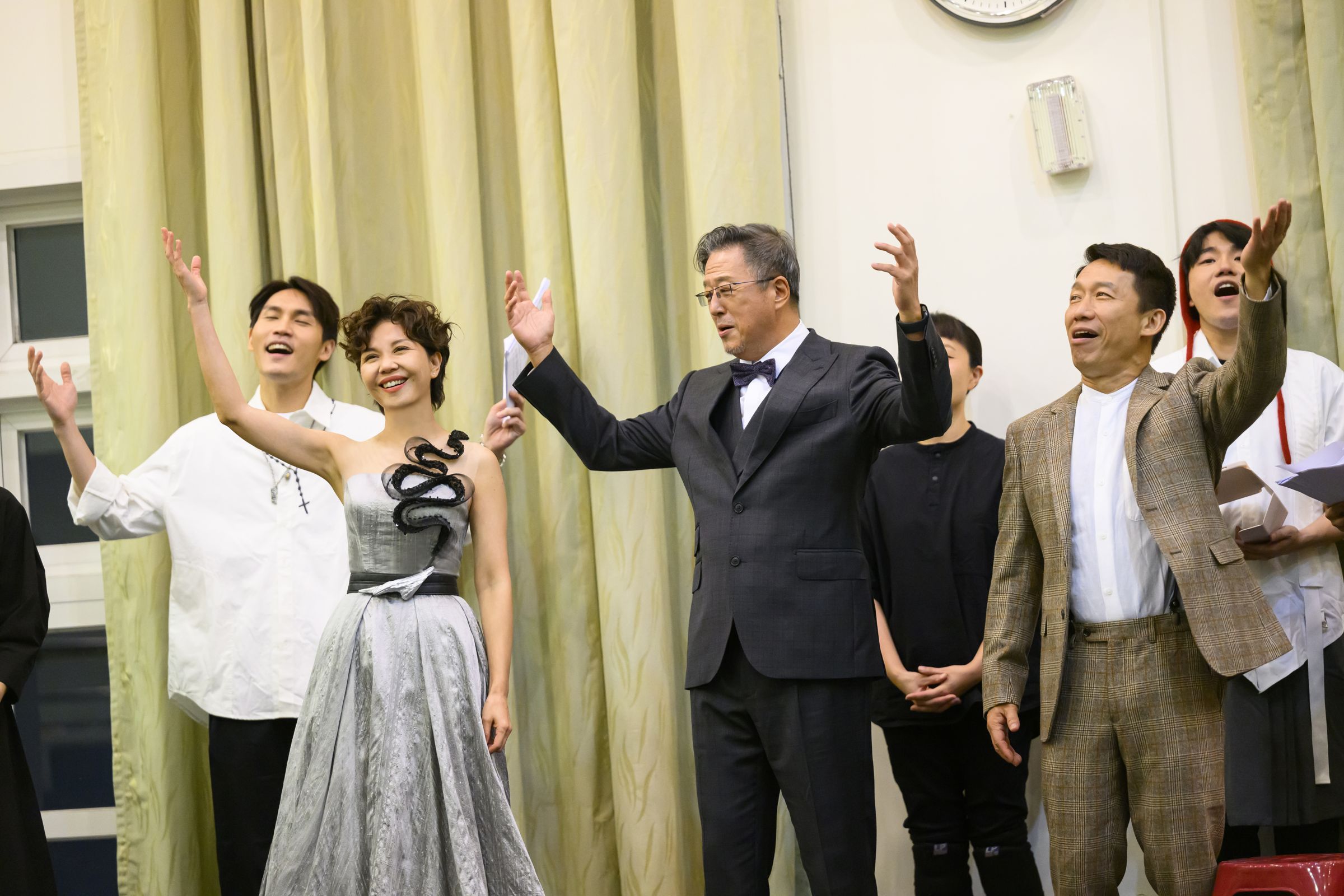 （大合照左起）周定緯、于子育、王偉忠、郭子乾、姜柏任等攜手演出舞台劇《謝謝大家收看》。（金星文創提供）