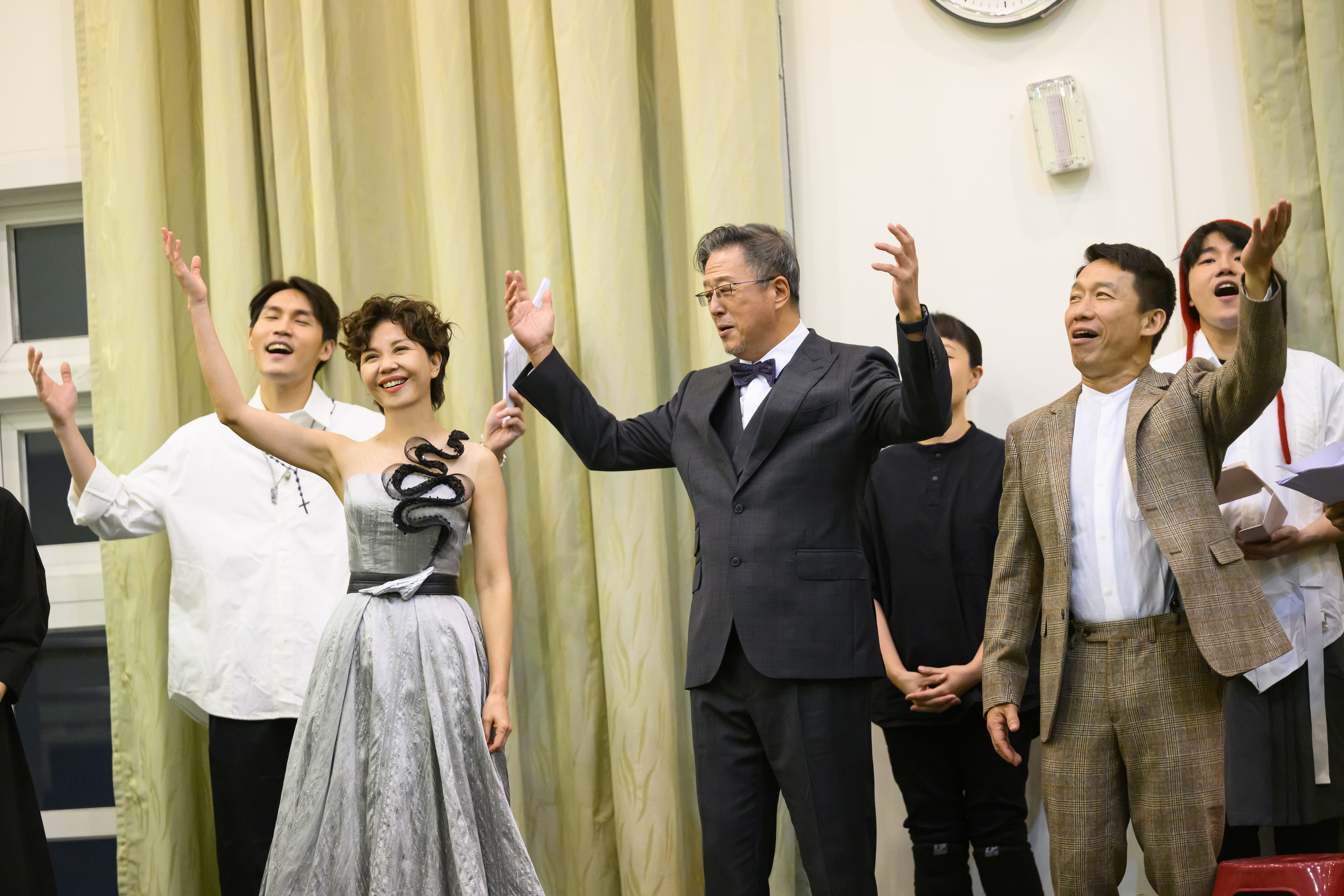 （大合照左起）周定緯、于子育、王偉忠、郭子乾、姜柏任等攜手演出舞台劇《謝謝大家收看》。（金星文創提供）