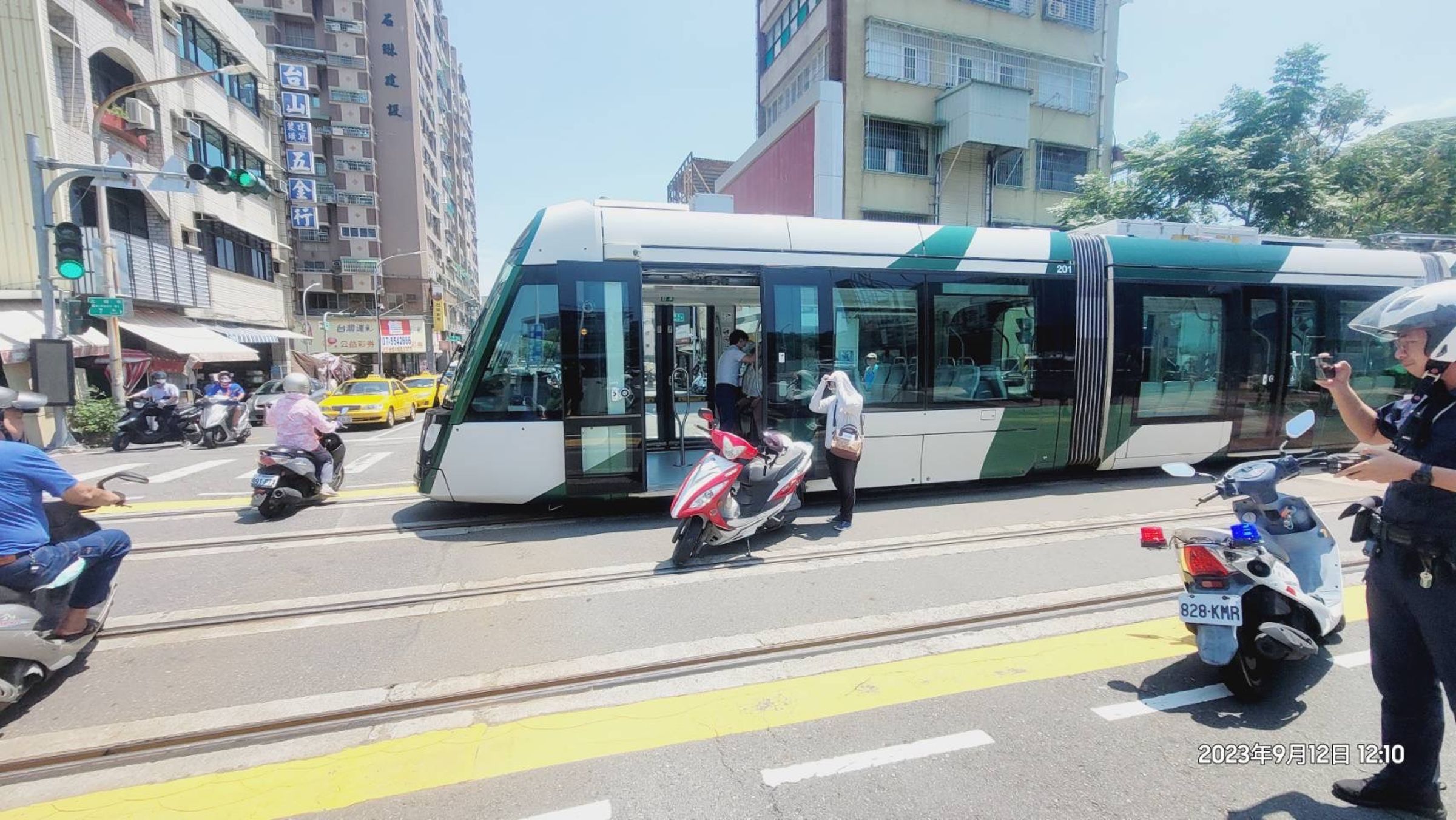 高雄一名女騎士闖紅燈撞上輕軌列車。（翻攝畫面）