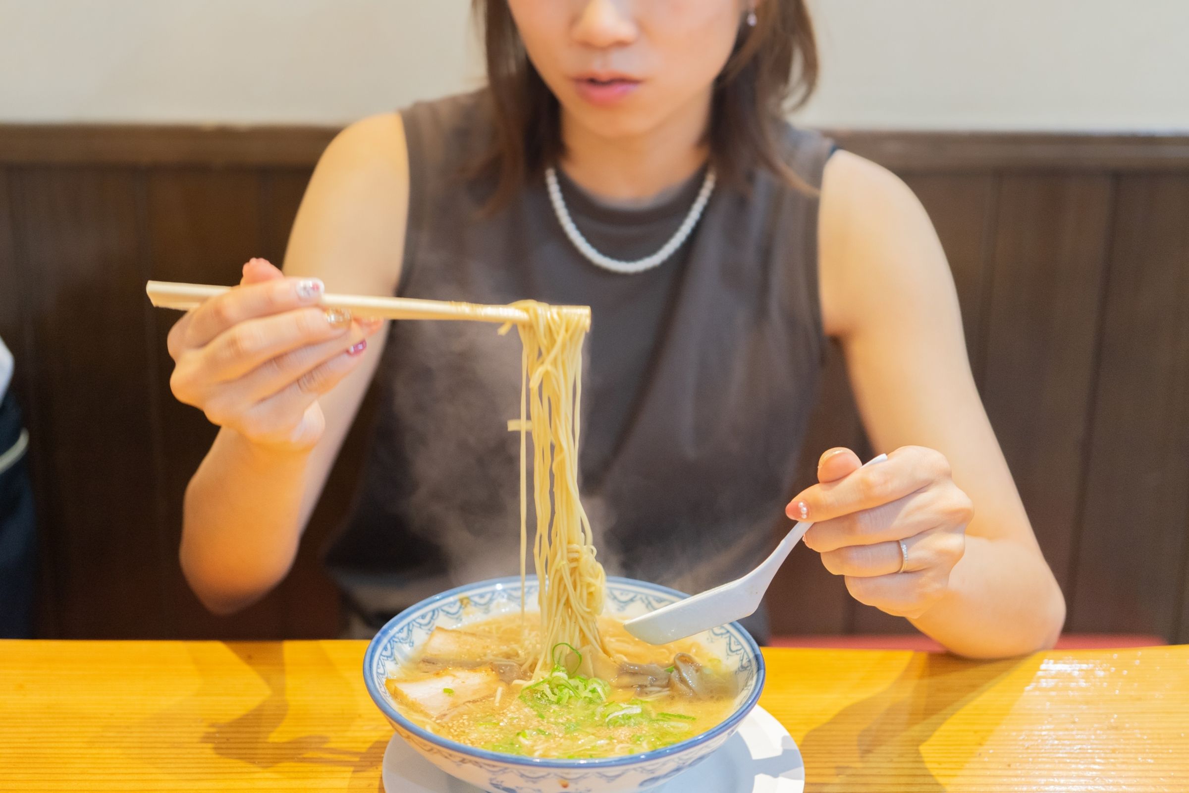 裴爾茲建議晚餐應該睡前3小時前享用，避免影響胰島素與褪黑激素分泌時間。（示意圖，photoAC）