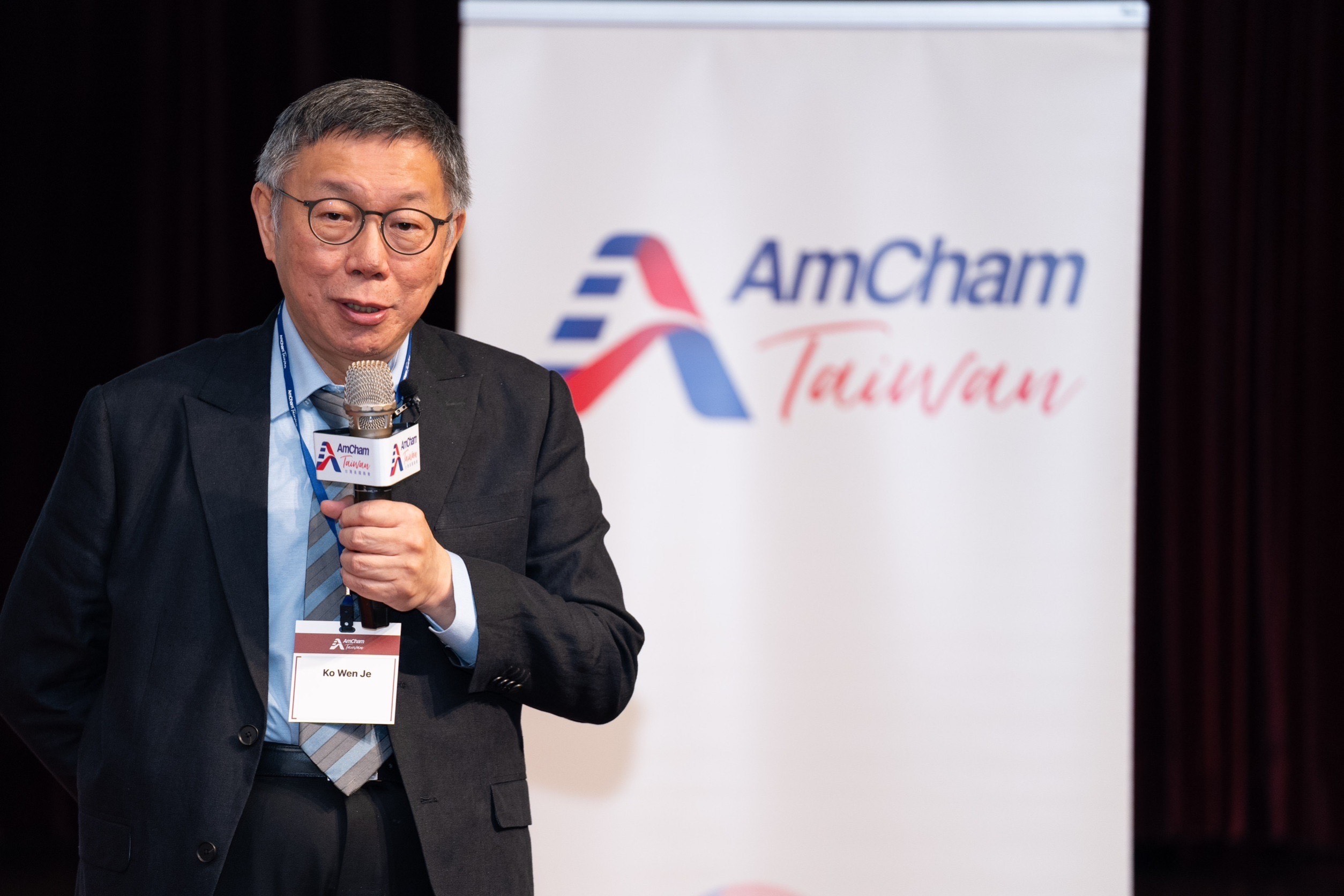 柯文哲出席美國商會午餐會以癌症治療形容兩岸關係，認為共存才會活得更久。（民眾黨提供）