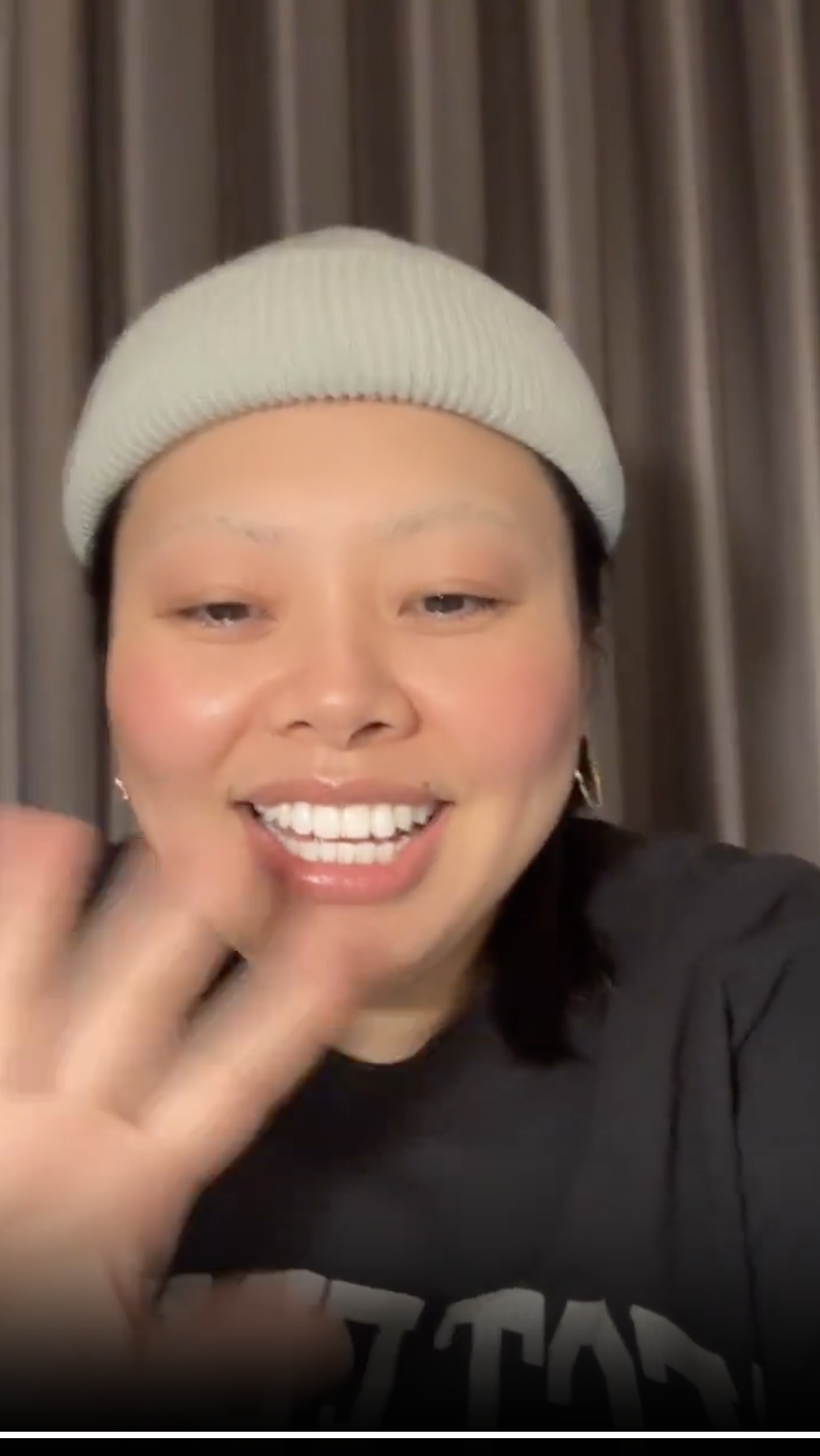 渡邊直美直播時的牙齒太白，讓粉絲頻頻詢問。（截圖自渡邊直美Instagram）
