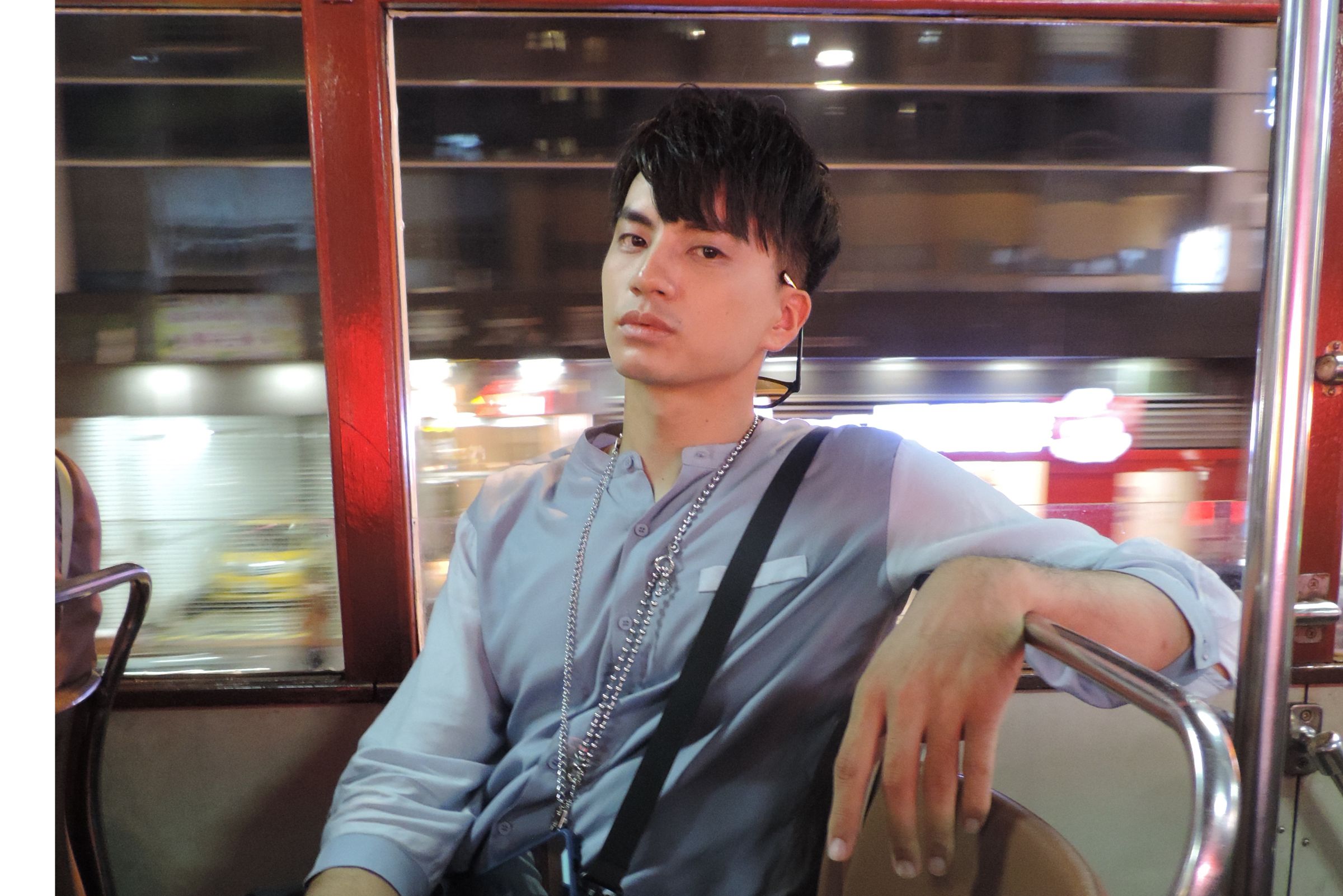 鍾亞翰第一次搭香港叮叮車超新奇。（嘉樂娛樂工作室提供）t050