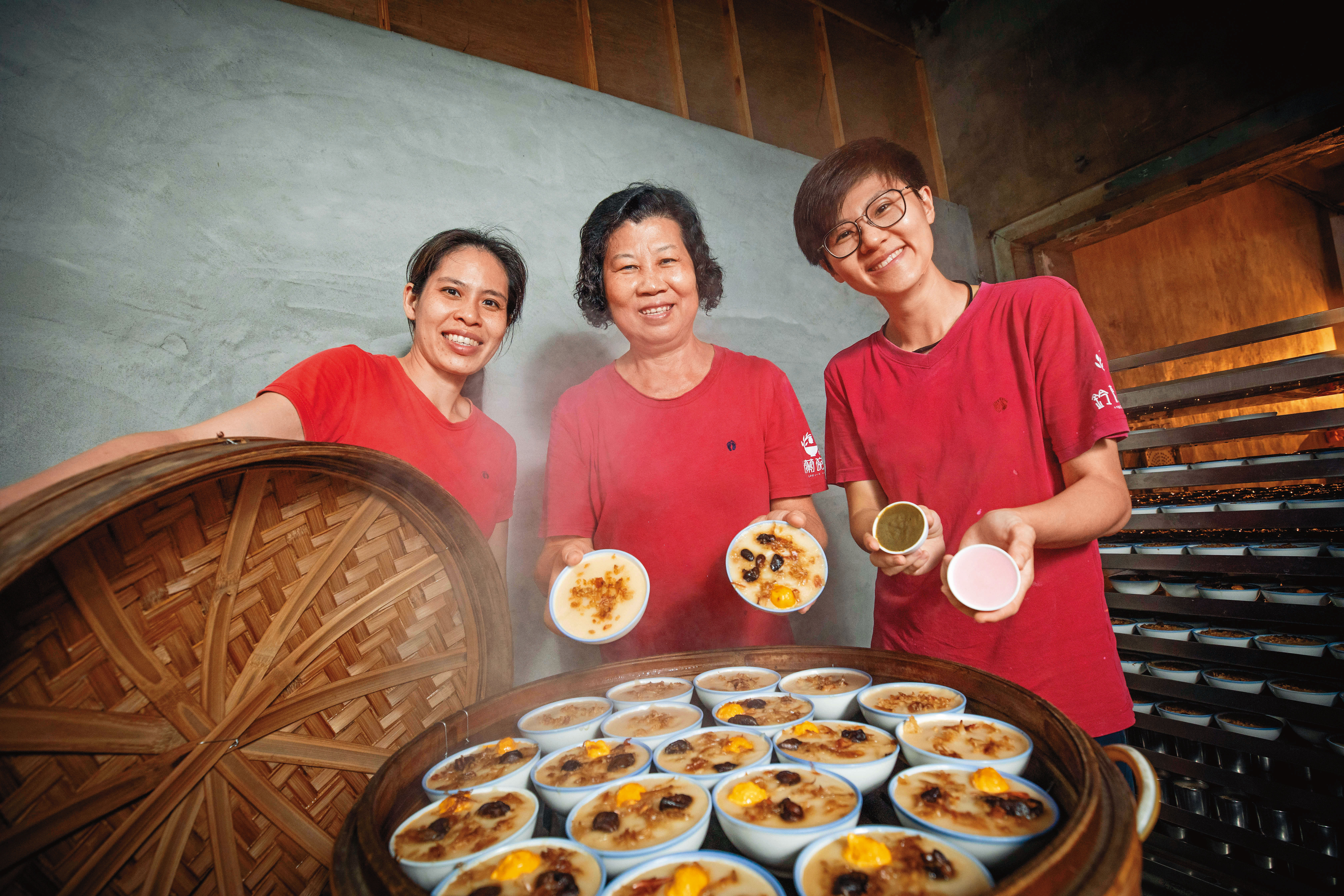 蔡鈴蘭（中）因為丈夫經商失敗，24年前在家鄉嘉義中埔開碗粿店賺錢還債，這幾年女兒呂意如（右）與媳婦程如蔚（左）都回家幫忙。