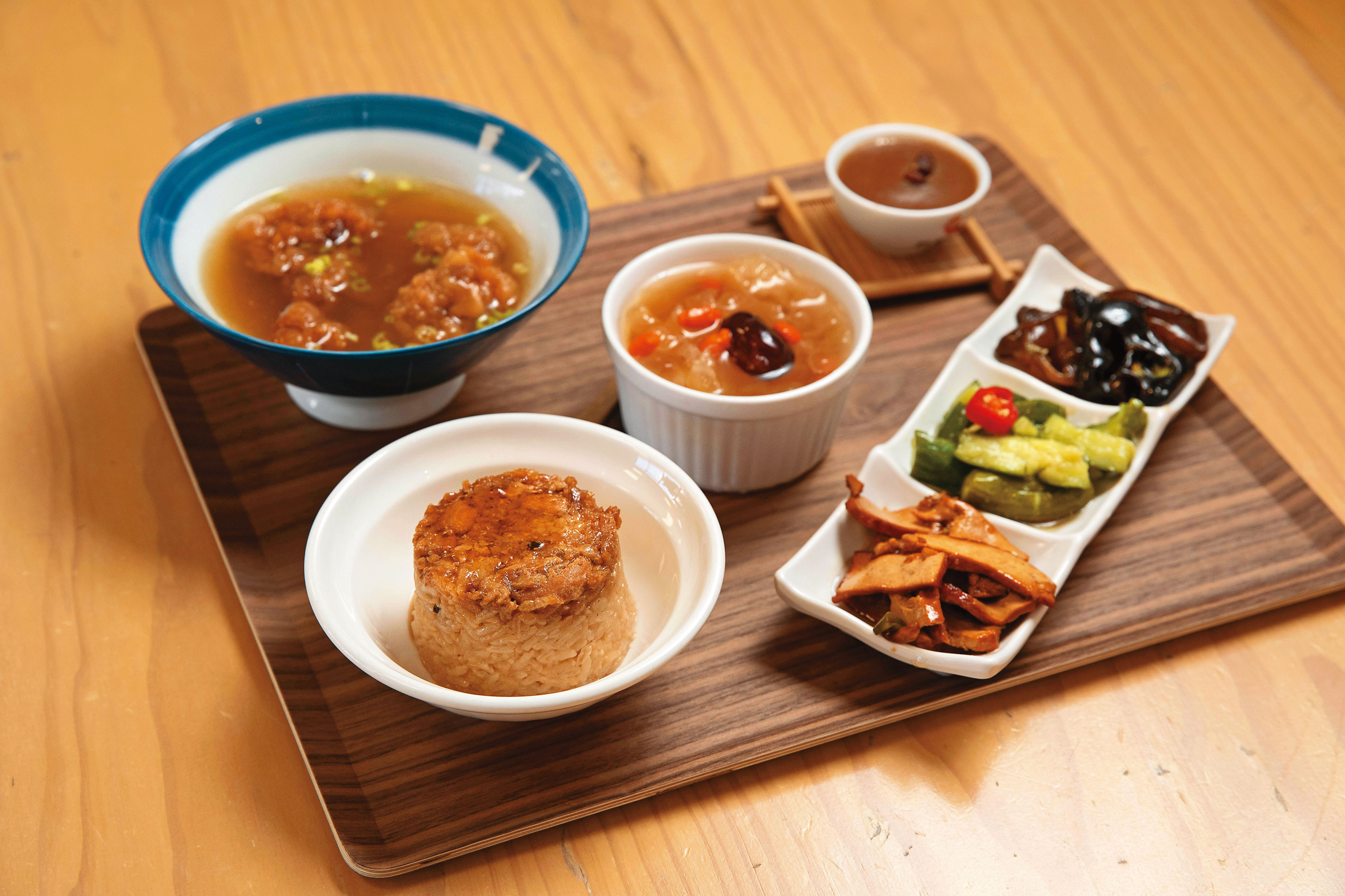 鈴蘭碗粿除了碗粿，也販售米糕、肉骨酥湯等能吃飽的菜色，二店還搭配小菜、甜湯推出套餐。（懷舊米糕套餐135元/份）