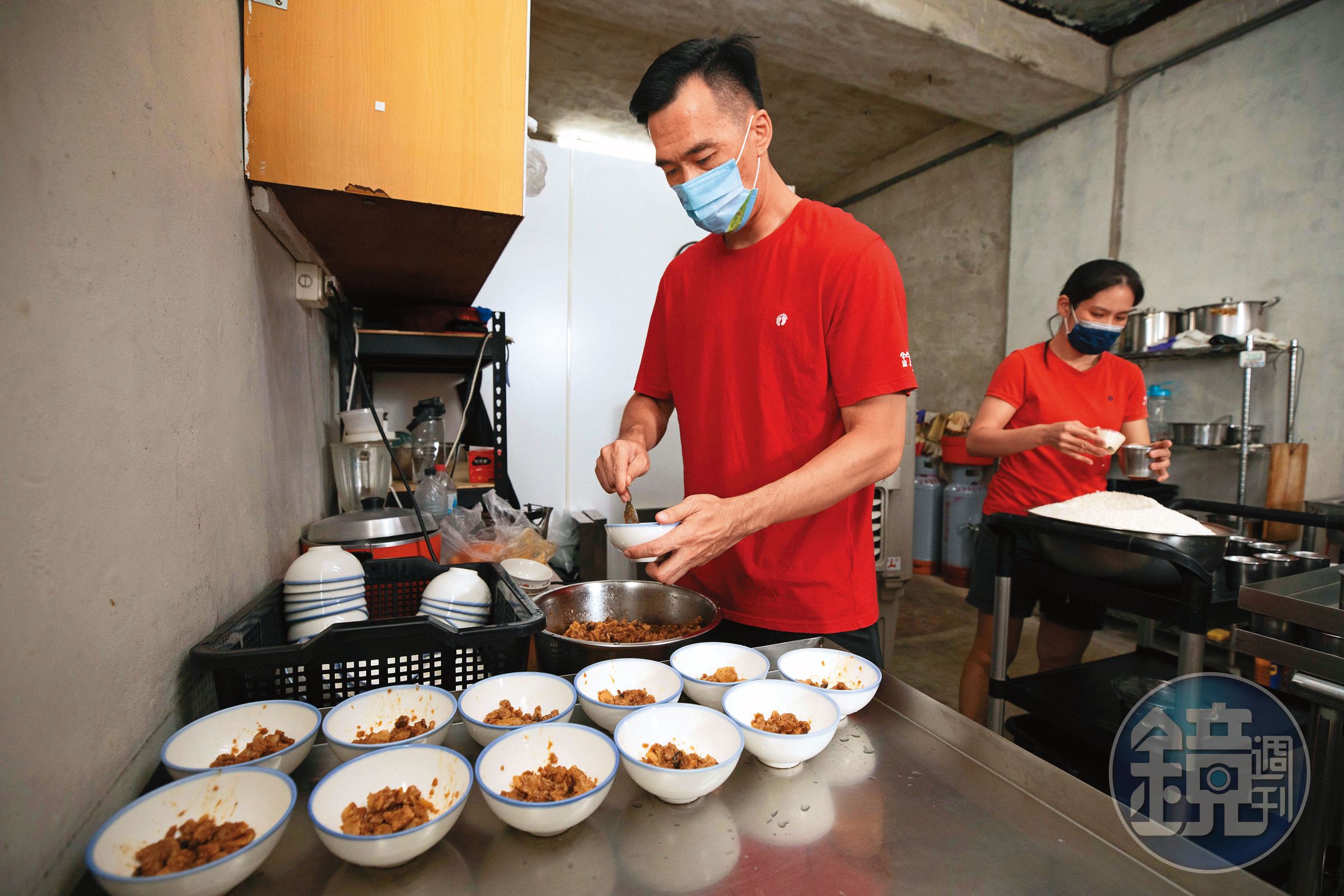 蔡鈴蘭長子呂璨延因為家裡負債，高中畢業後選擇從軍，雖然不會做碗粿，但只要放假就一定回家幫忙。