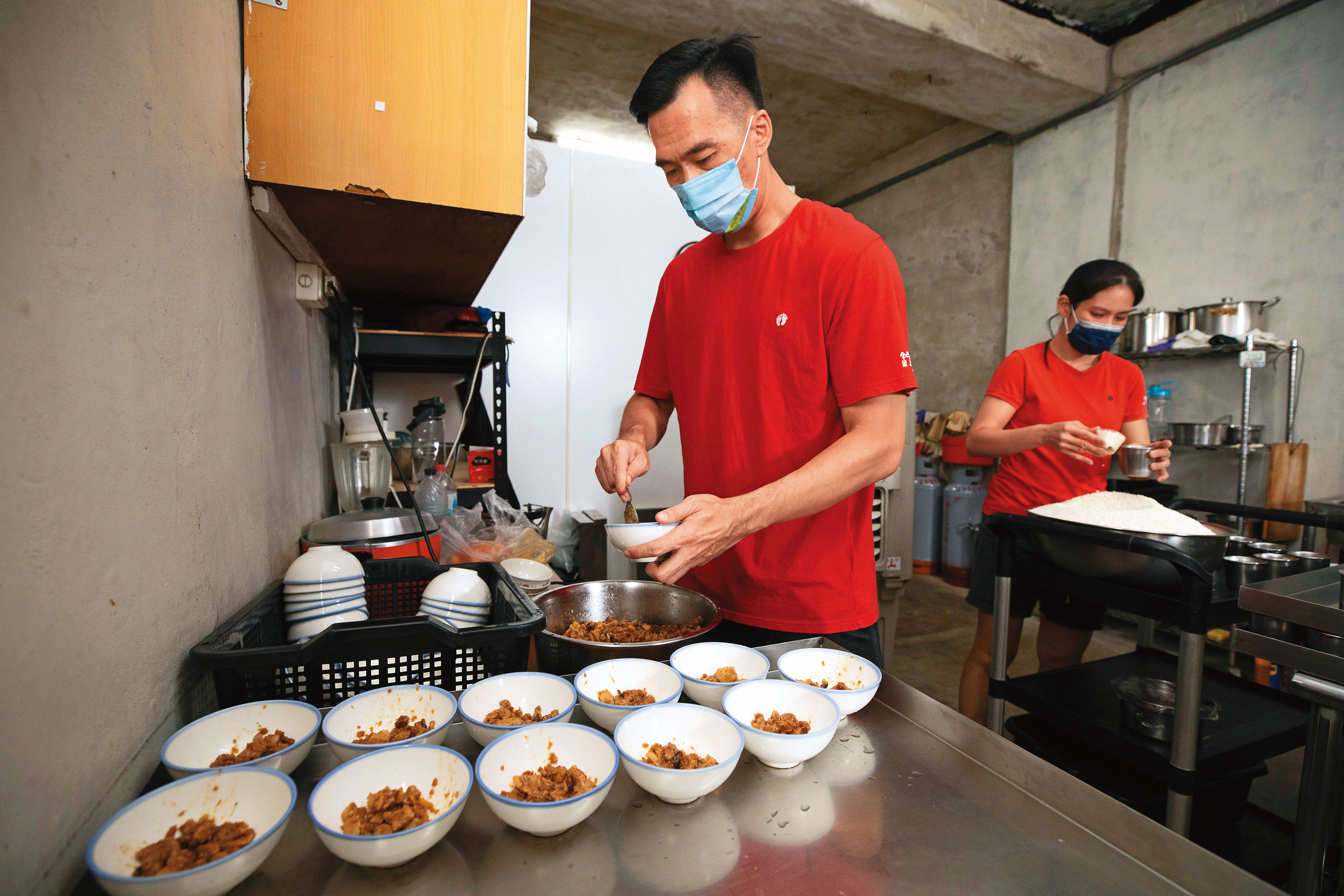 蔡鈴蘭長子呂璨延因為家裡負債，高中畢業後選擇從軍，雖然不會做碗粿，但只要放假就一定回家幫忙。